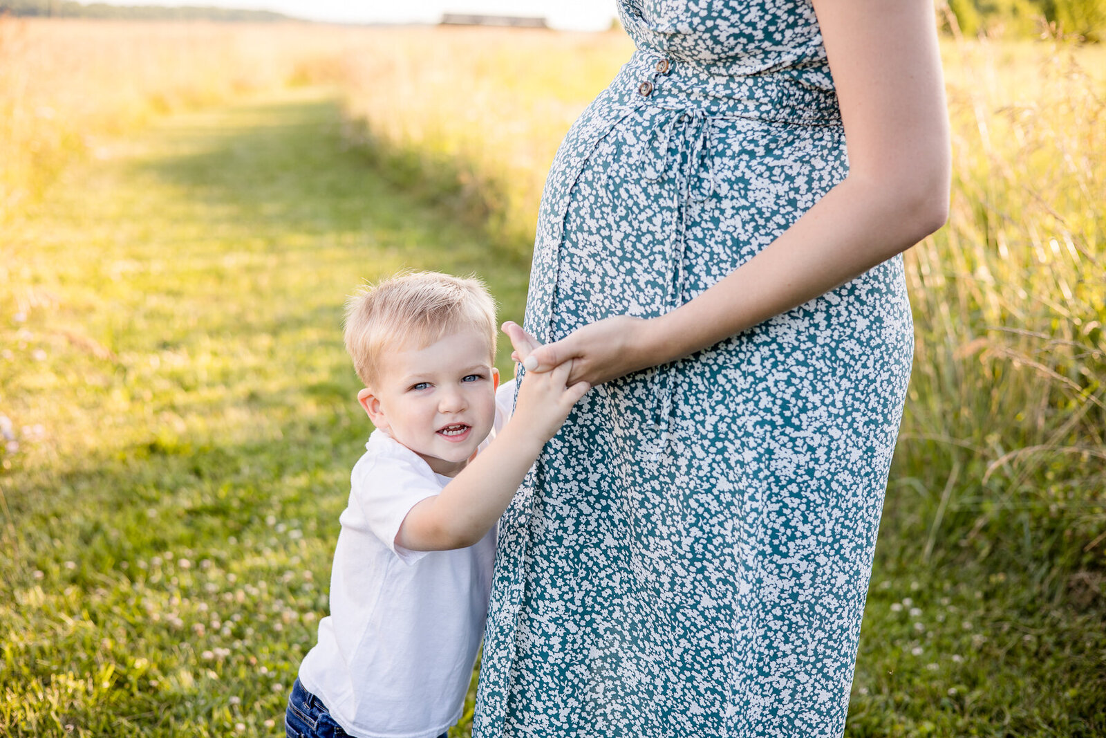 Outdoor_maternity_lifestyle_photography_session_Frankfort_KY_photographer_golden_hour-5