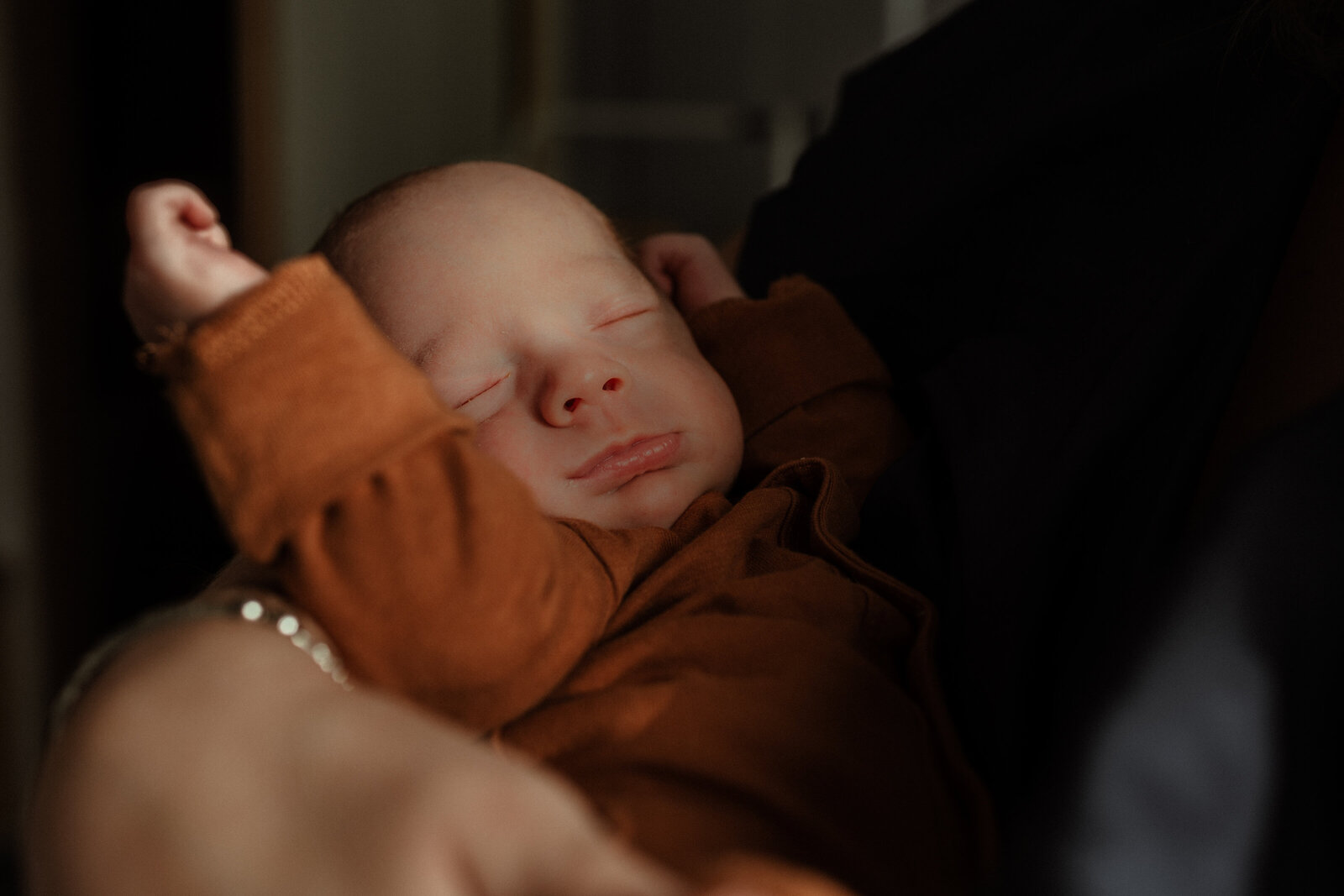Baby tijdens newbornshoot helemaal ontspannen