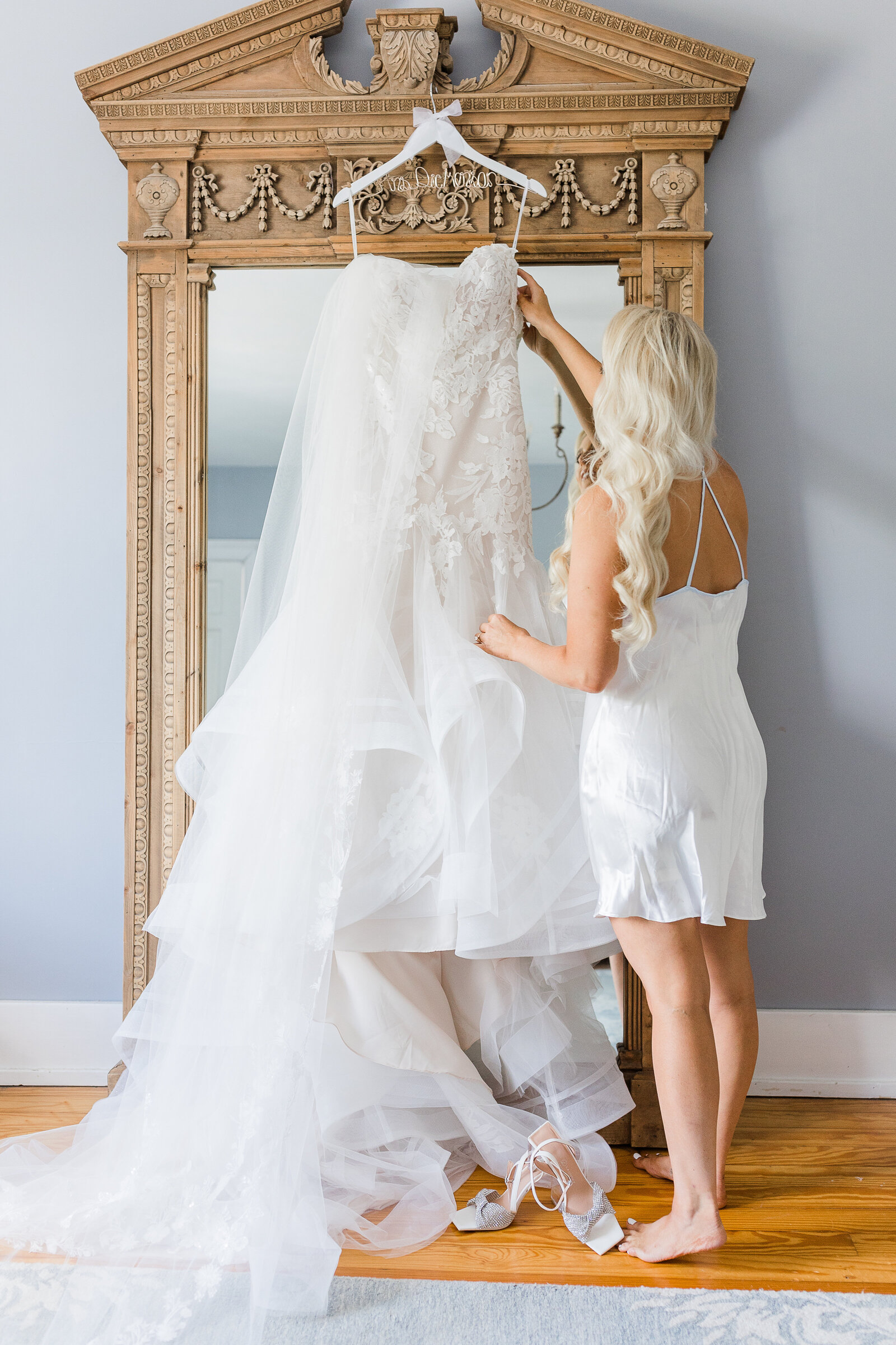 Wedding at Stone House of St. Charles by Bella Faith Photography bride getting ready