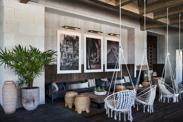 2087 Restaurant - Swinging chairs