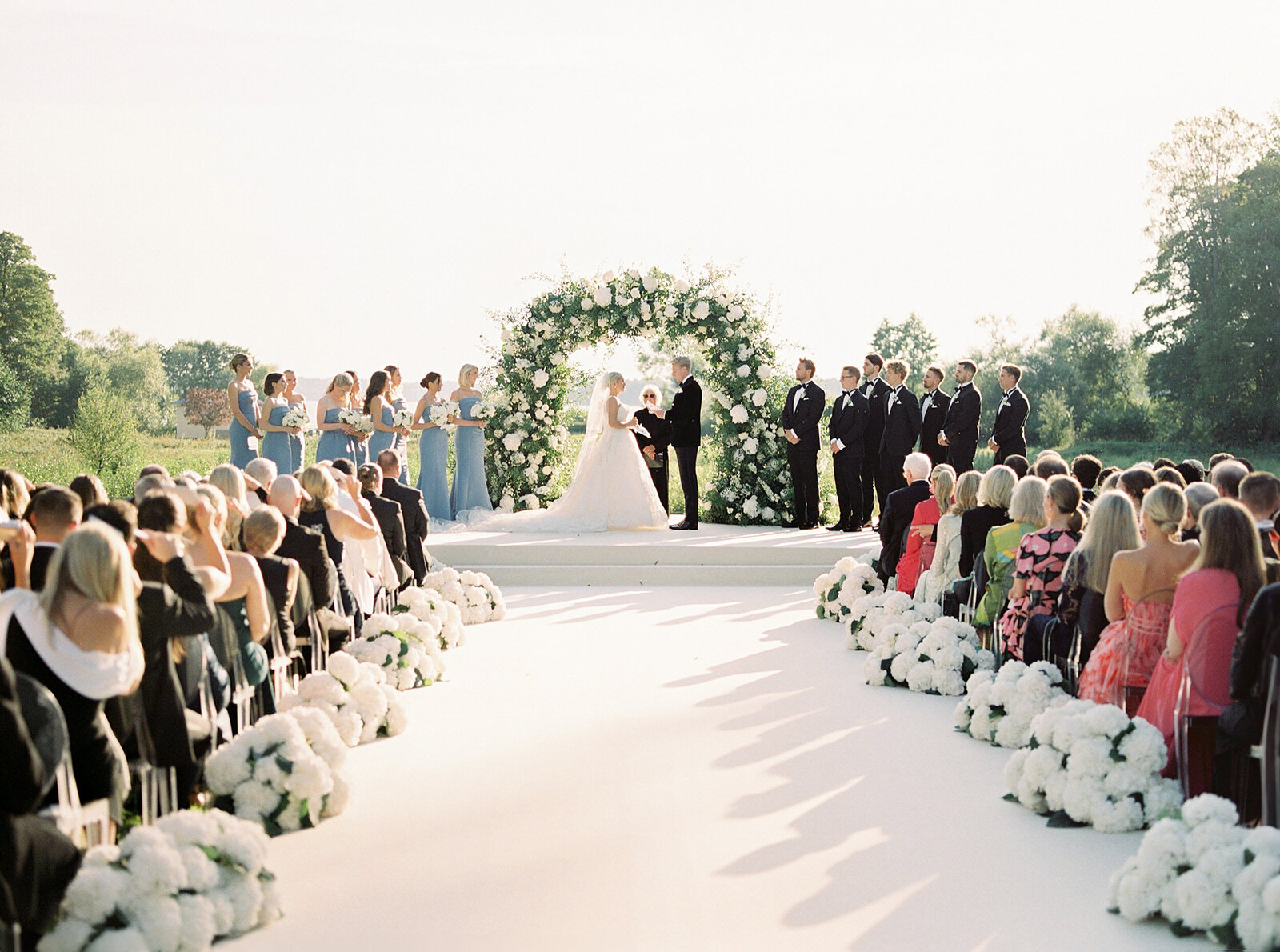 A Swedish wedding ceremony at Rånäs Slott with a large group of people.
