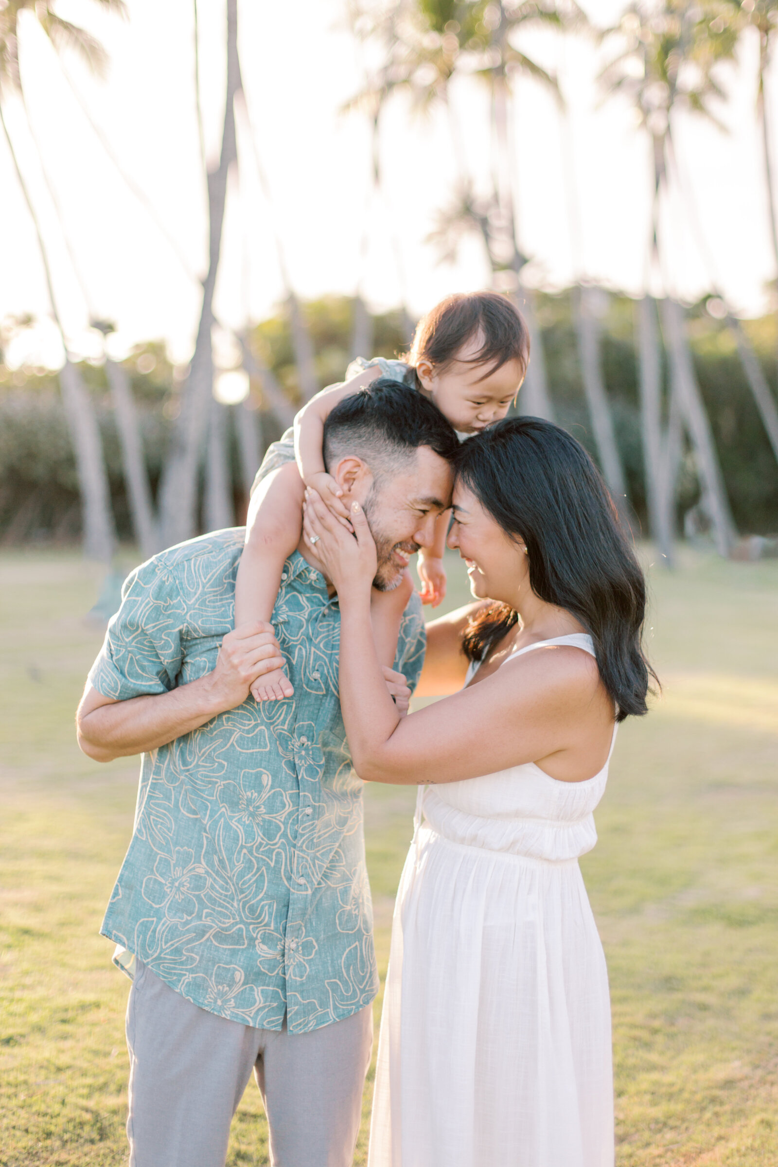 photo of mom and dad with daughter by spokane family photographers
