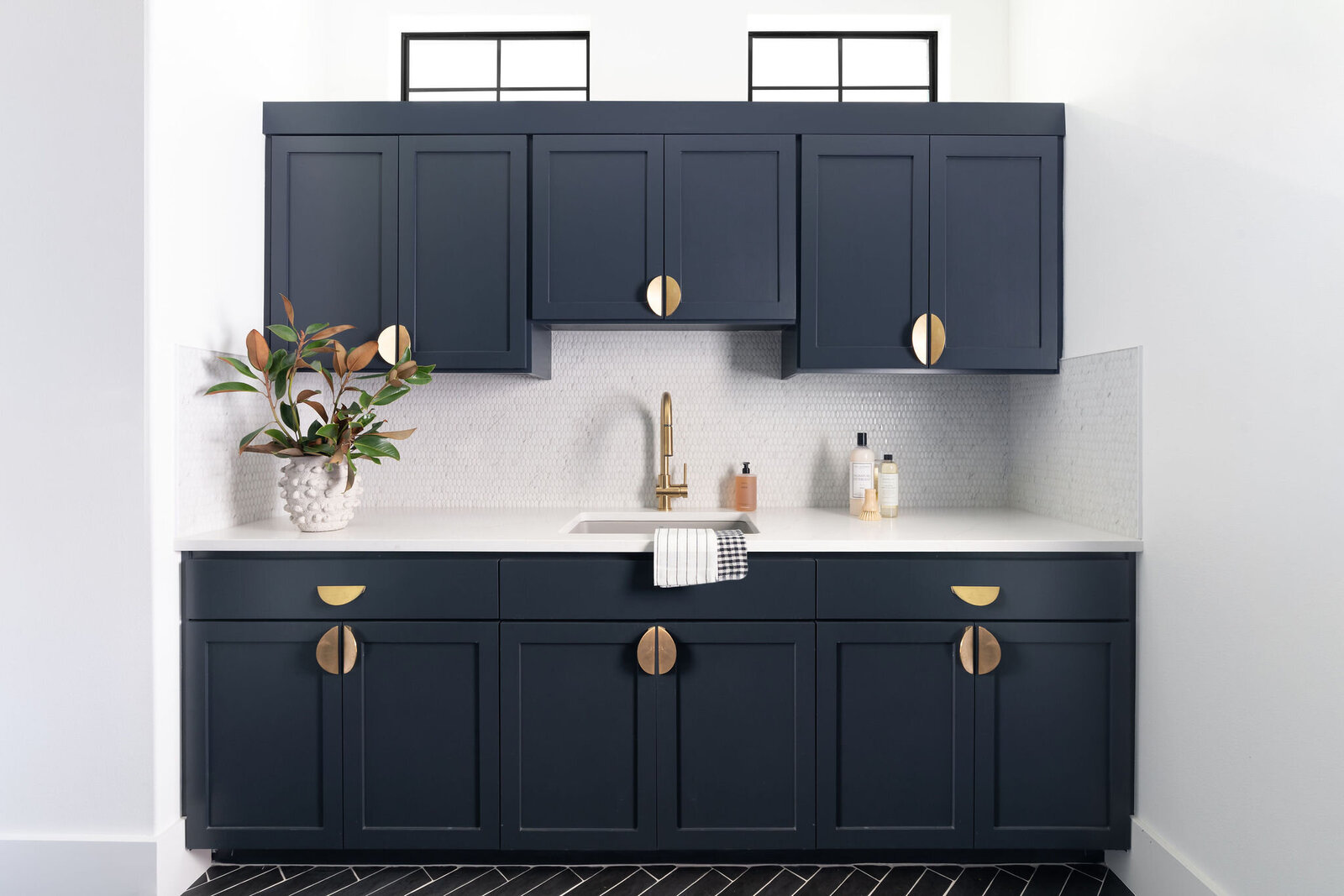 NuelaDesign_Navy Cabinets_Laundry Room