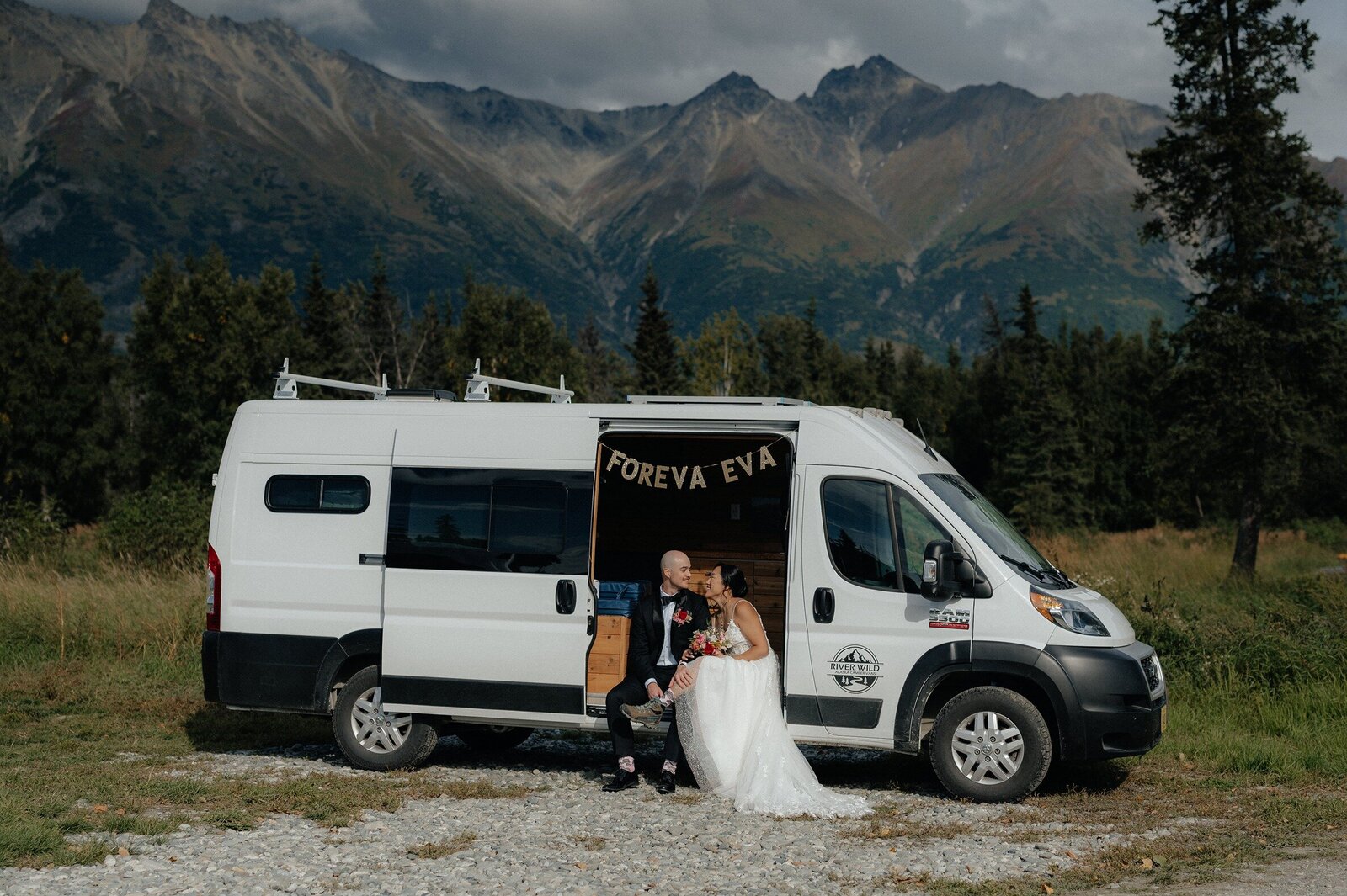 Christina+Matt_Knik-Glacier-Elopement_EmeliaKPhotography-62