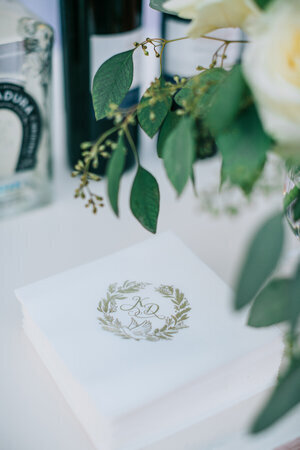 hinote-studio-holiday-wedding-silver-white-wreath-napkins