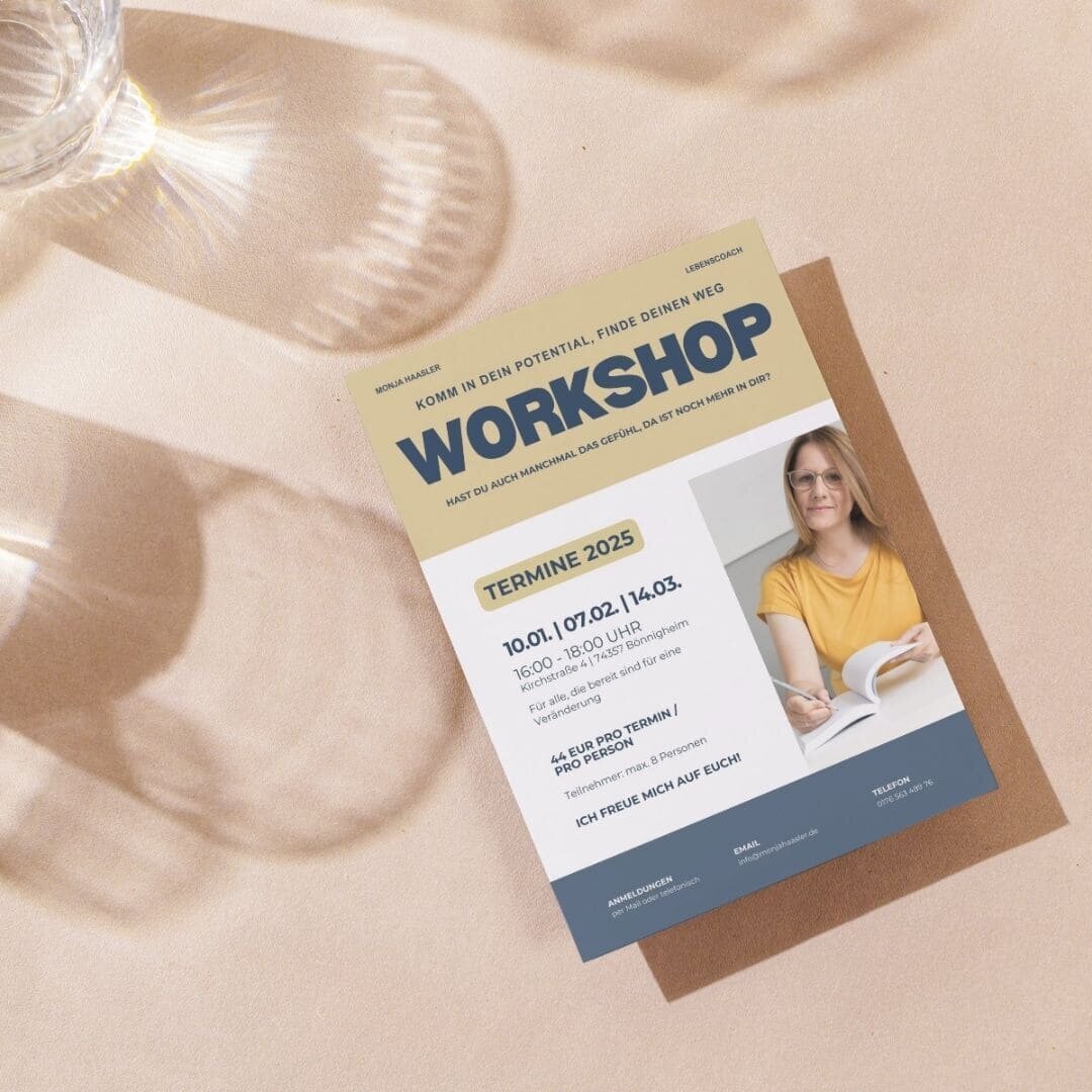Flyer in gelb und blau liegt auf einem Tisch. Auf dem Flyer ist eine Coachin abgebildet und Termine für ihren Workshop in den Monaten Januar, Februar und März