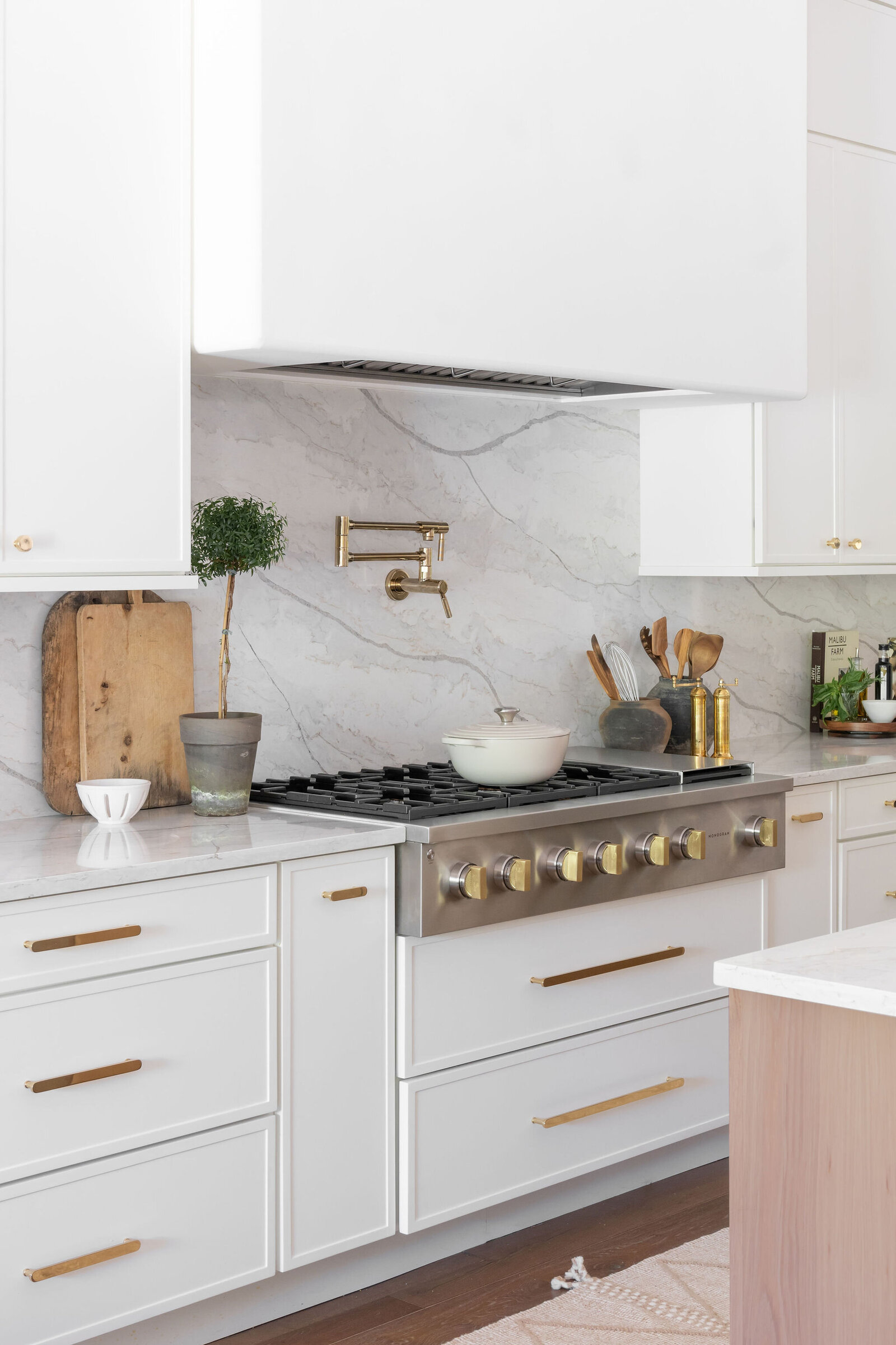 White and Gold Modern Organic Kitchen Design_NuelaDesigns