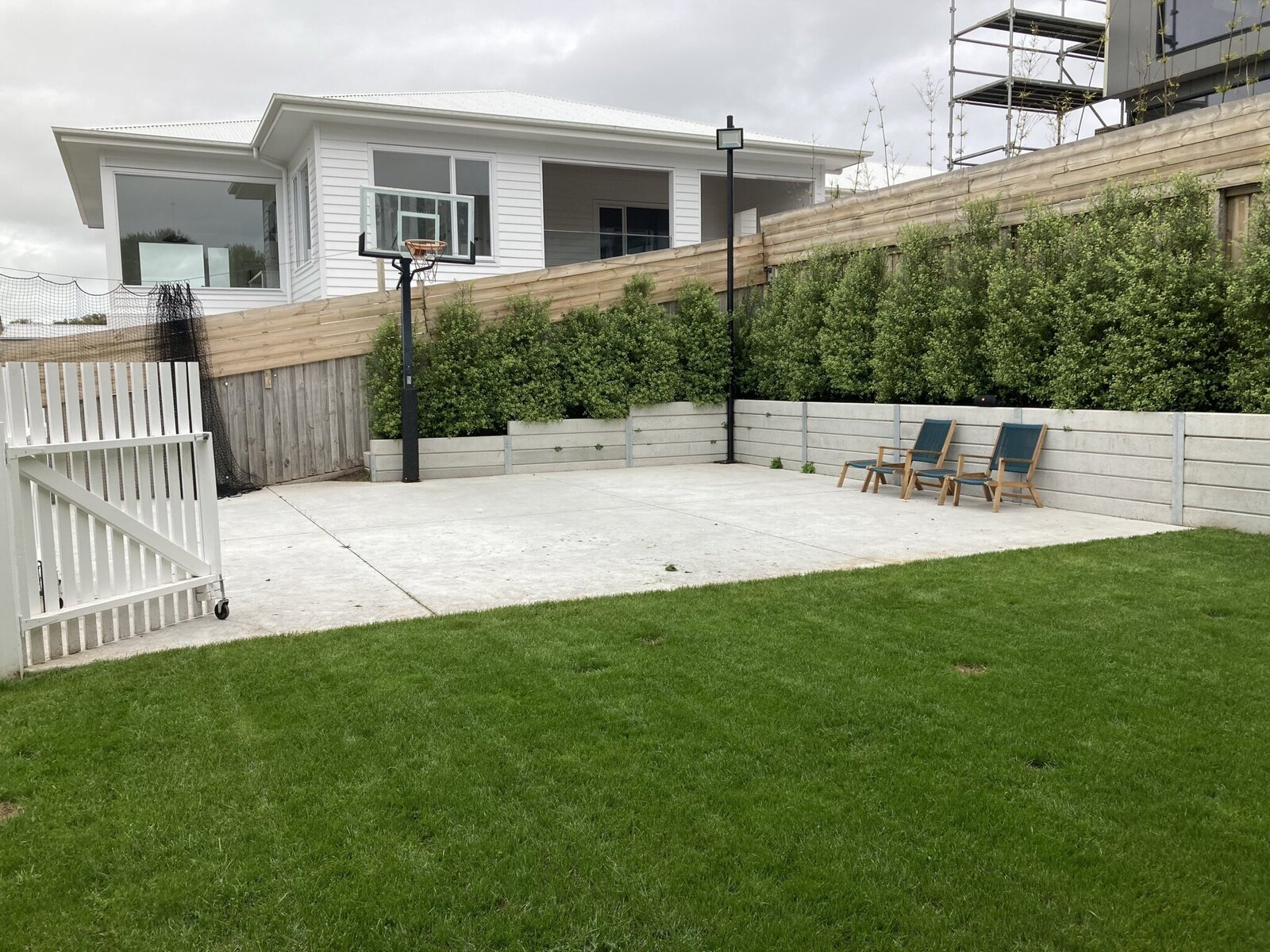 Concrete basketball court at residential home in Warrnambool by Templteon's Concreting