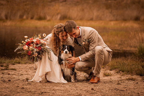 Een fotoshoot na jullie huwelijk met een ontspannen sfeer en met jullie hond