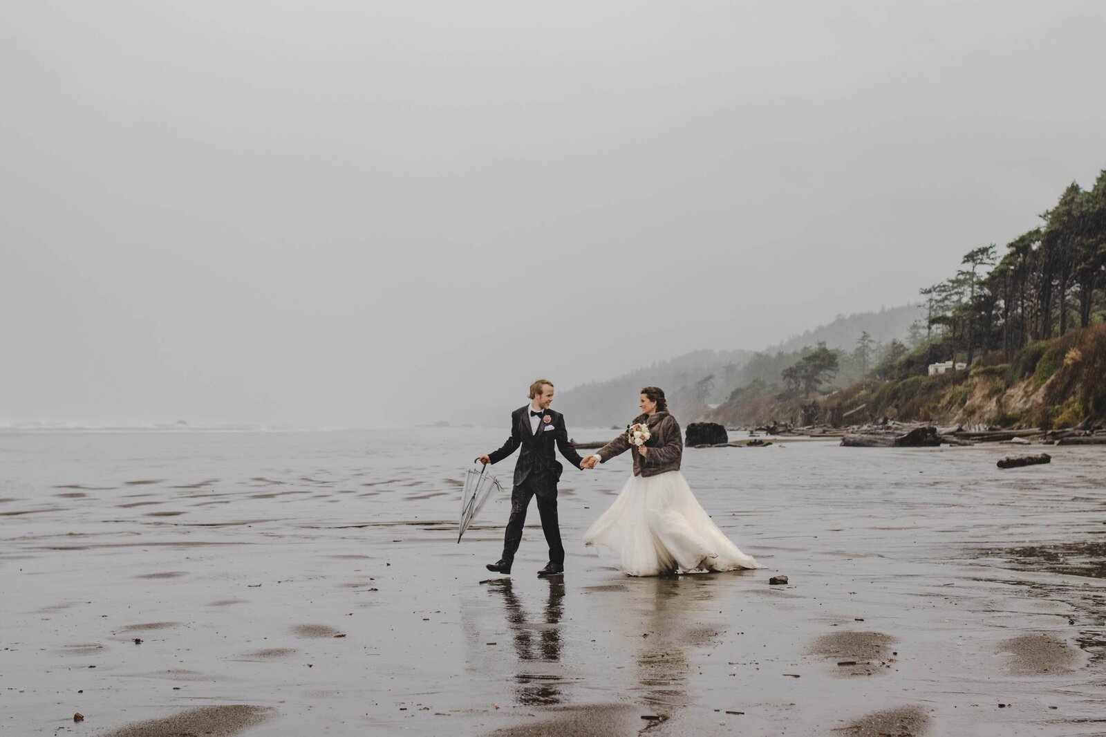 bride-groom-rainy-beach-PNW