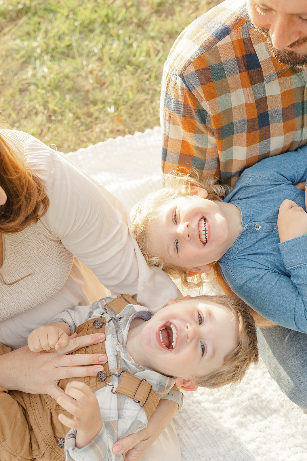 siblings laughing during DMV family photos