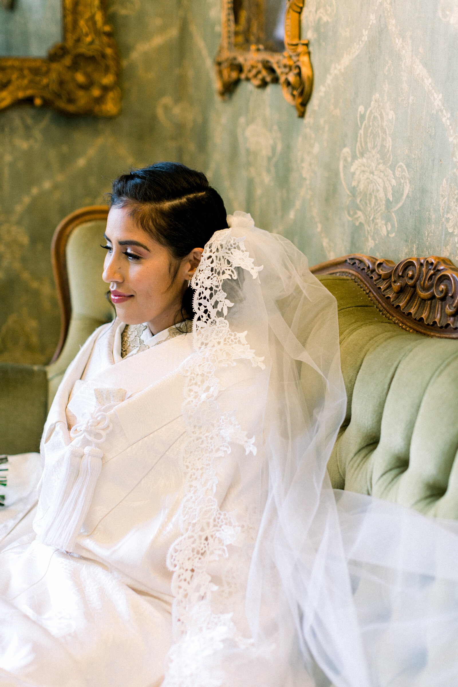 Bride in white shiromuku with lace veil at Ebell Long Beach | 着物レンタル 和婚 白無垢 レースベール エベル・クラブ・ロングビーチ