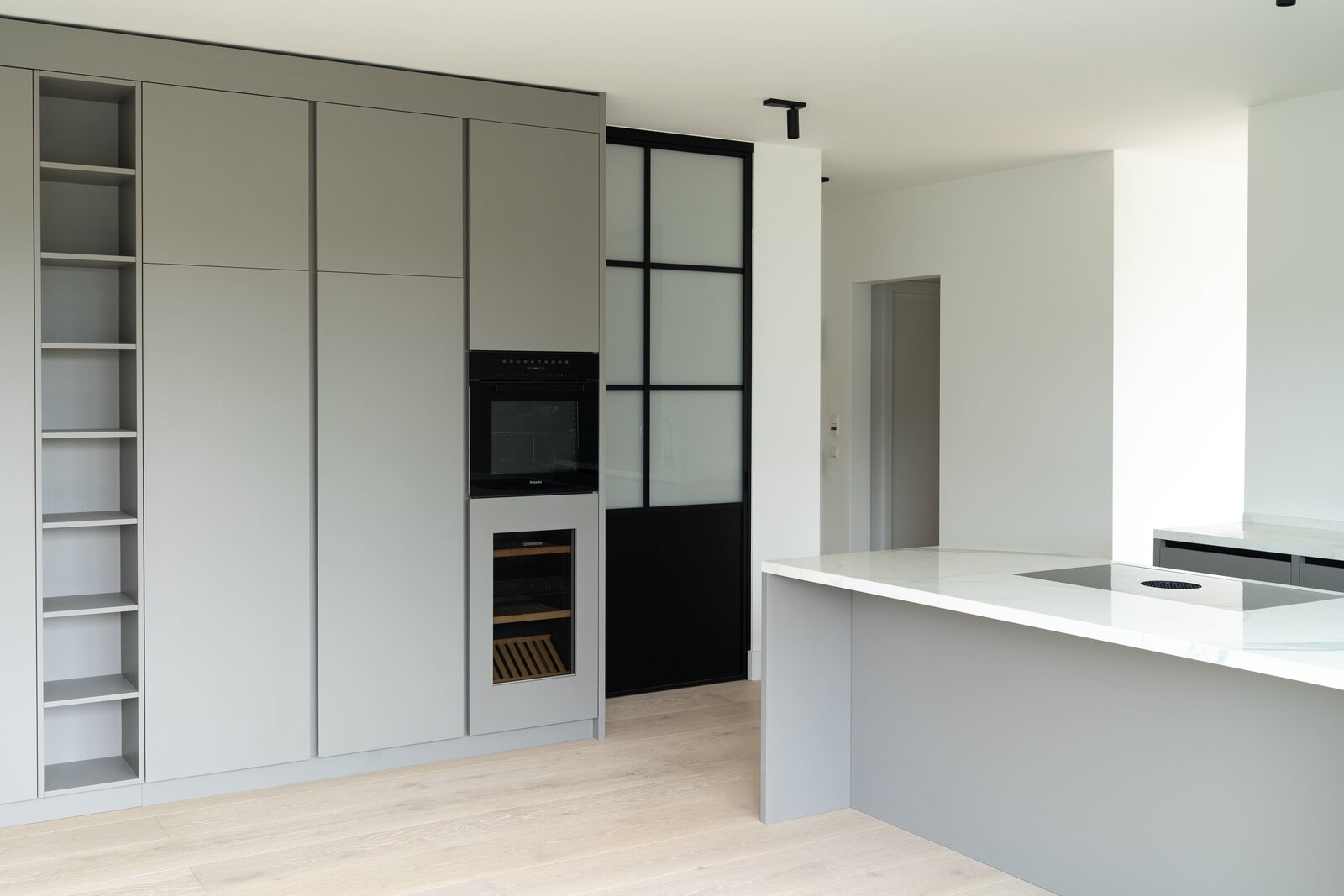 Metall-Glas-Tueren-Kueche-Adam-Innenausbau