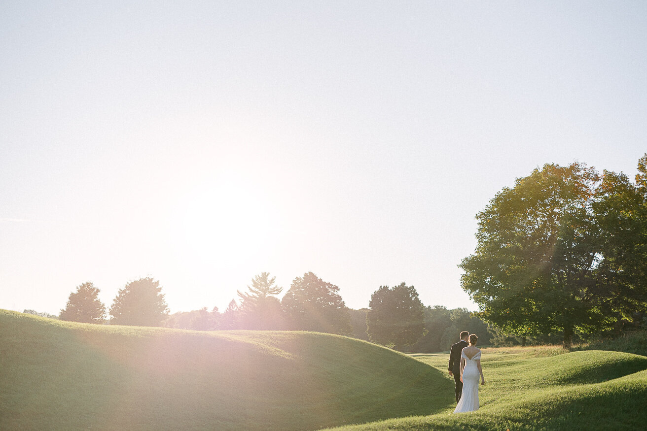 Les mariés au coucher du soleil sur le terrain du club de golf du Mont St-Bruno.