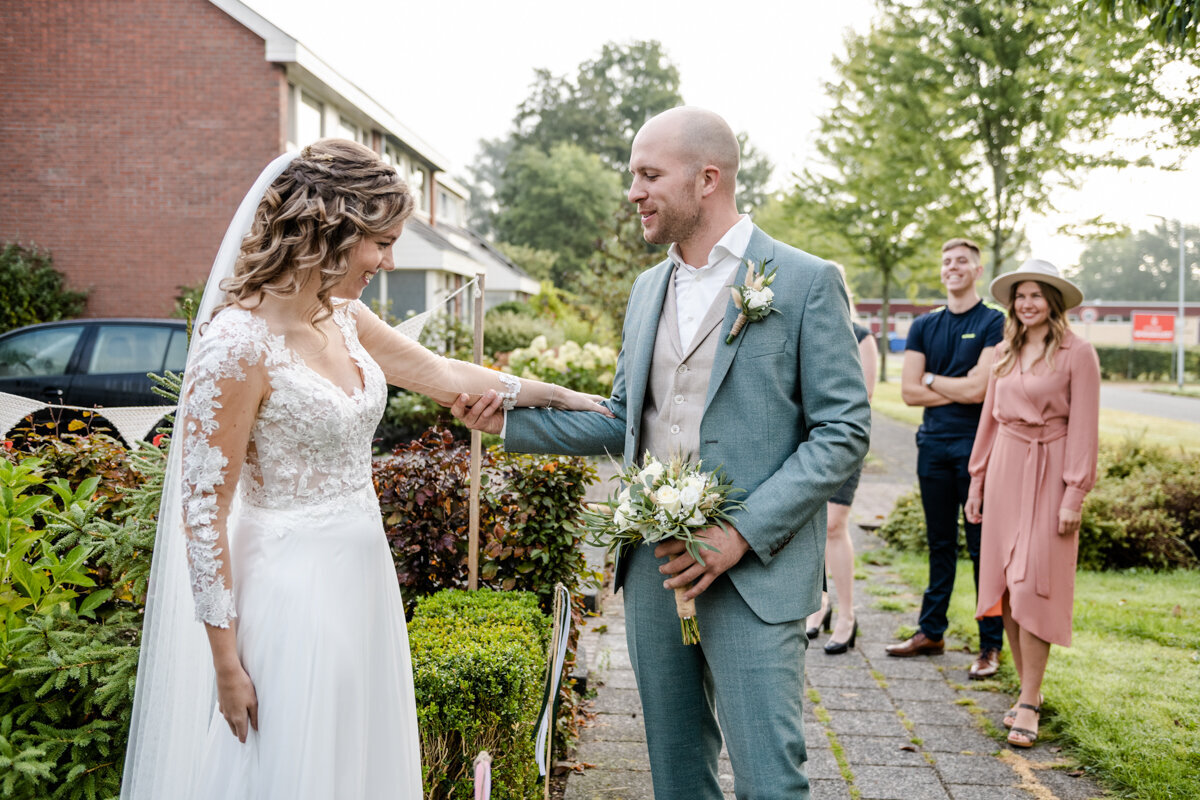 Country bruiloft, boerderij bruiloft, trouwen in Friesland, bruidsfotograaf, trouwfotograaf (32)
