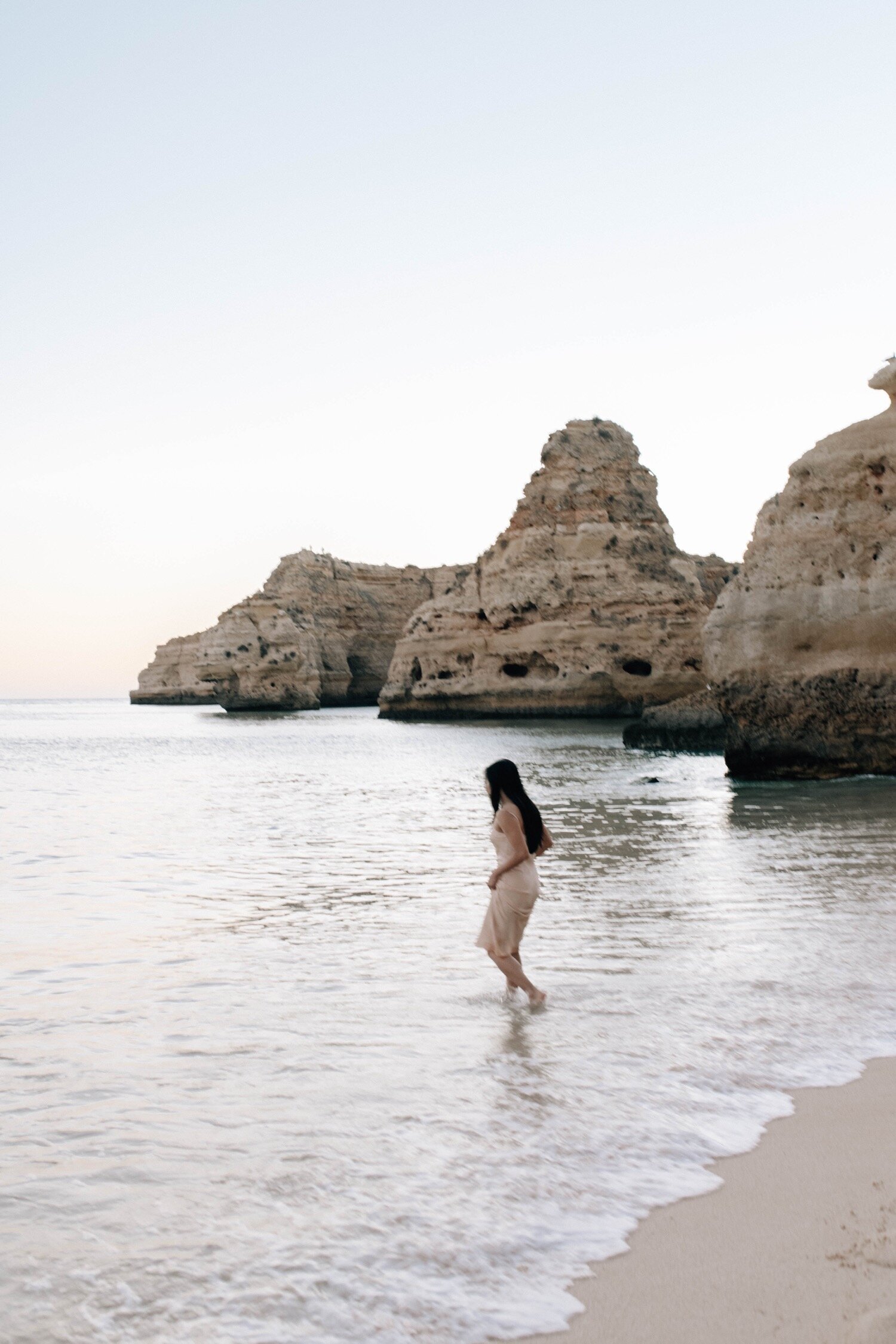 14_Flora_And_Grace_Portugal_Editorial_Wedding_Photographer Lisboa_Wedding_Photographer-175_Natural editorial wedding photographer at the Algarve coast in Portugal. Discover the wedding photography of Flora and Grace.