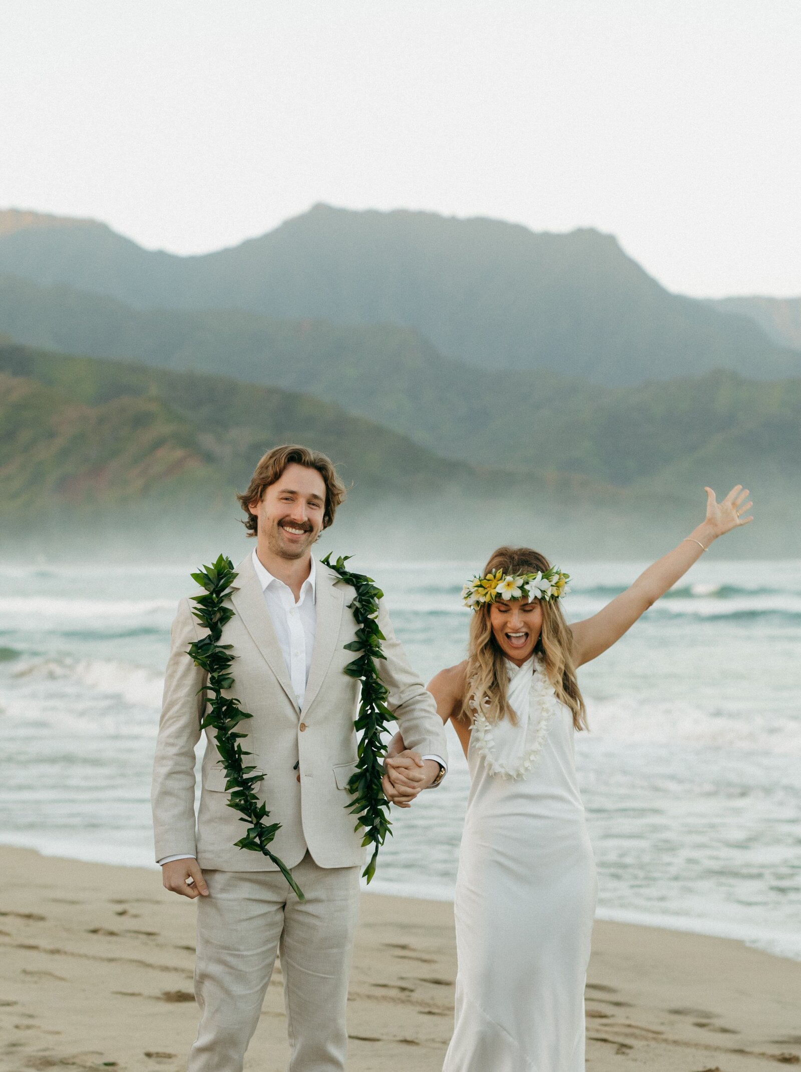 bride and groom eloping in hawaii