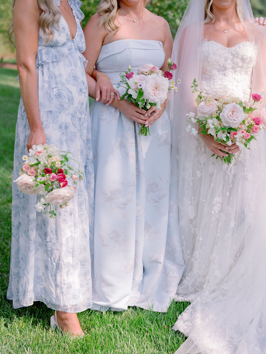 10Kate Campbell Floral The Oaks waterfront summer wedding by Julie Livingston photo