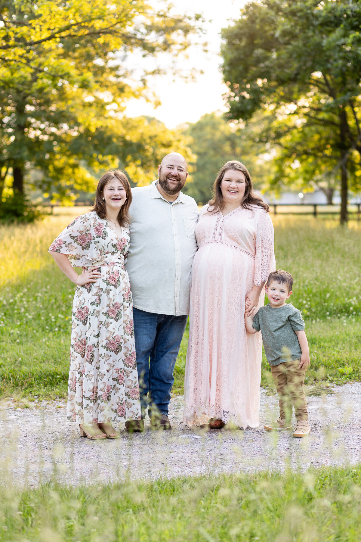 outdoor-sunny-maternity-photography-session-family-twins-Lexington-KY-photographer