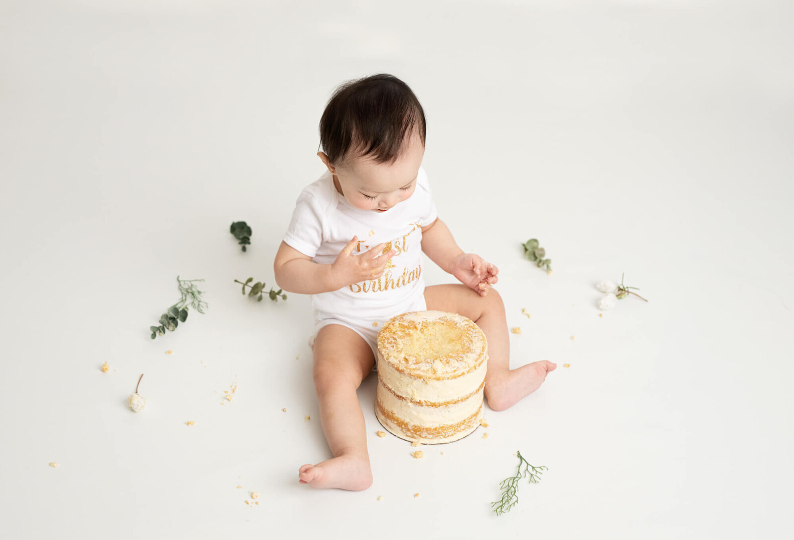 Cake smash with simple cake and decor