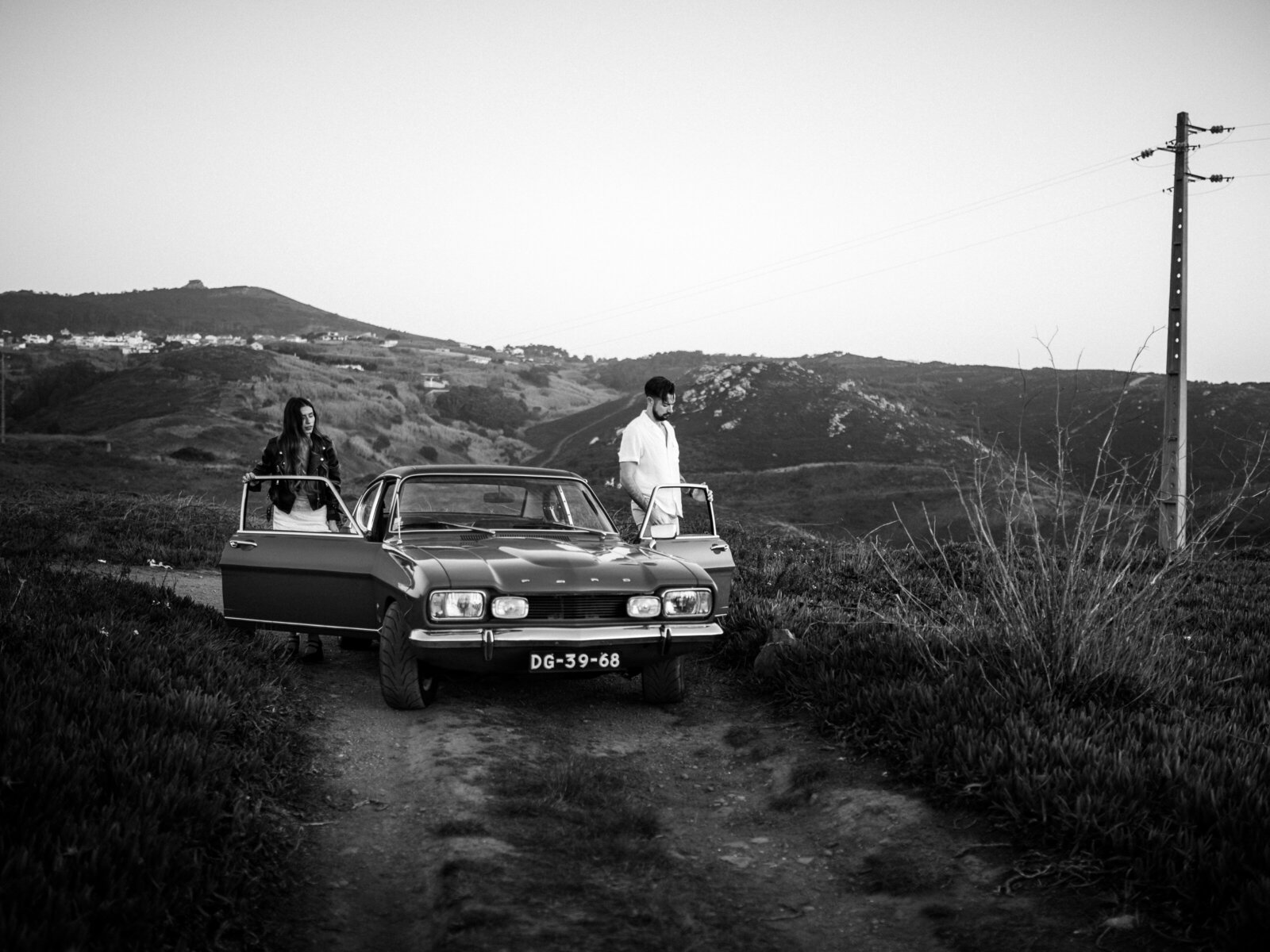 Classic car engagement session in Sintra couple black & white