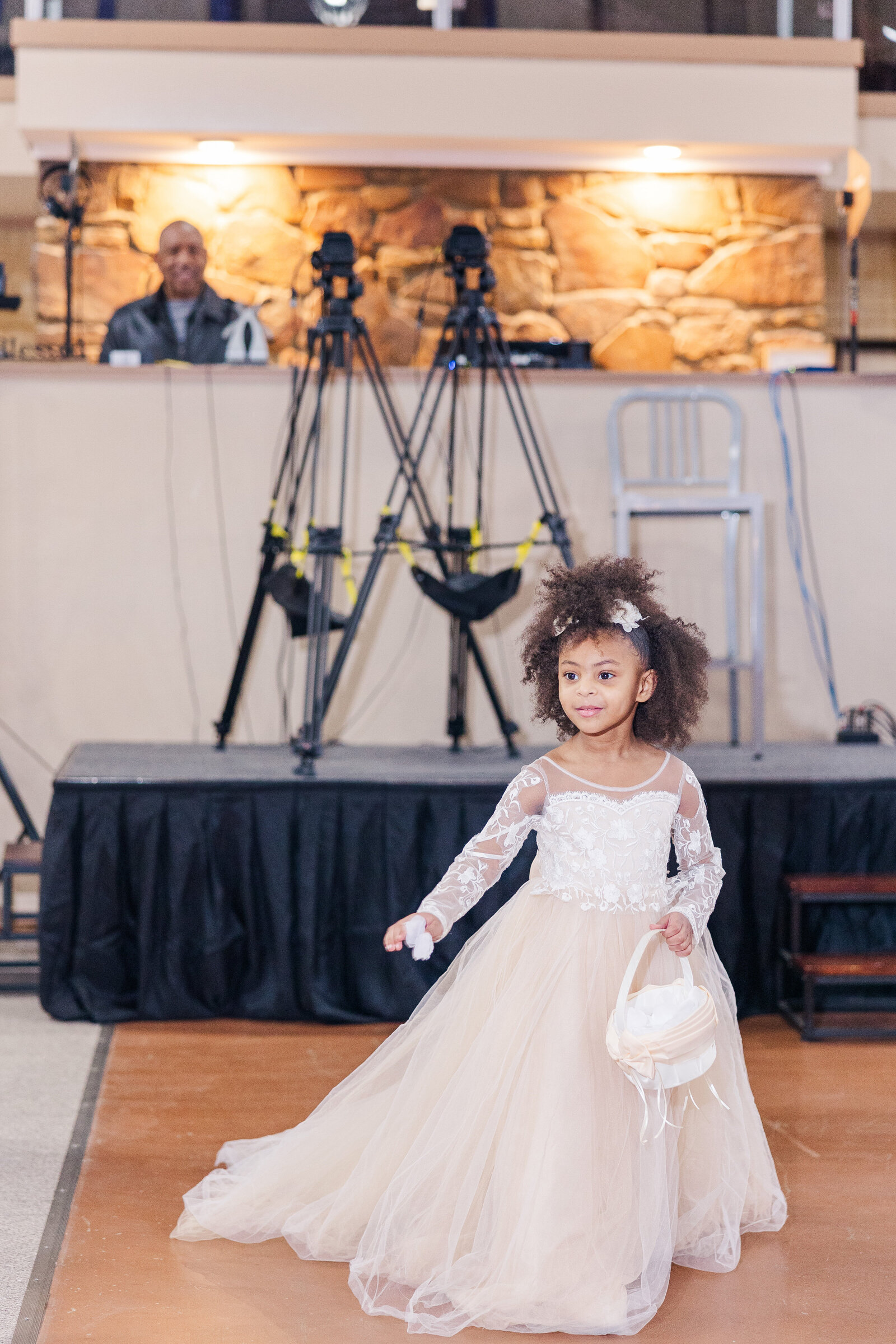 Dallas-small-wedding-flower-girl