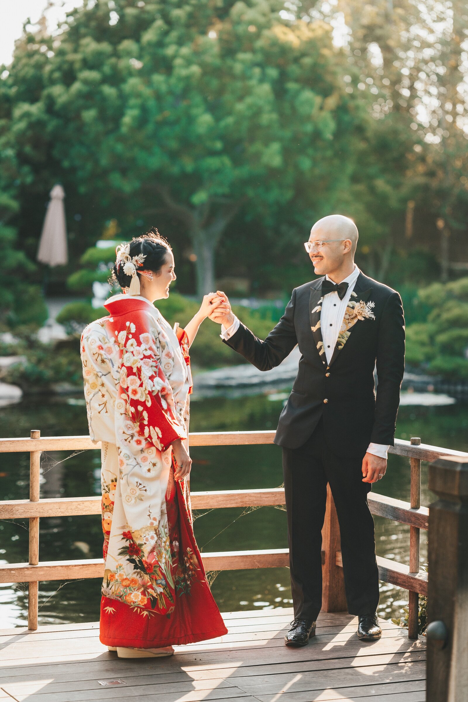 Bride in red wedding kimono at Earl Burns Miller Japanese Garden | 着物レンタル 和婚 赤打掛 アール・バーンズ・ミラー日本庭園