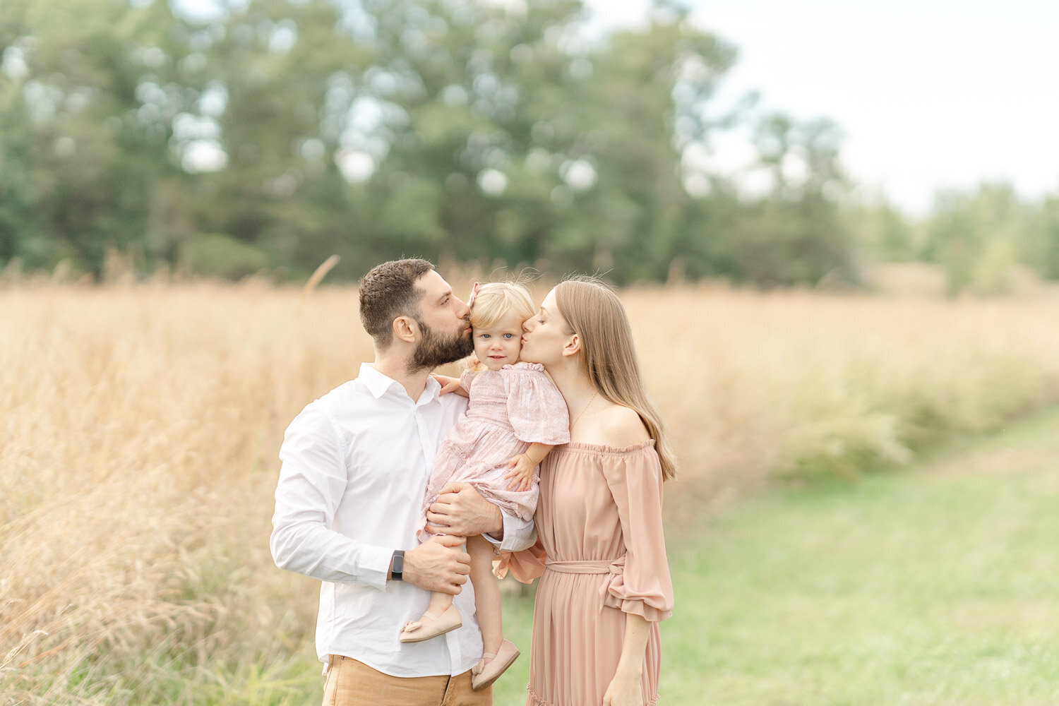 parents kisses daughter during Ashburn, Virginia mini session