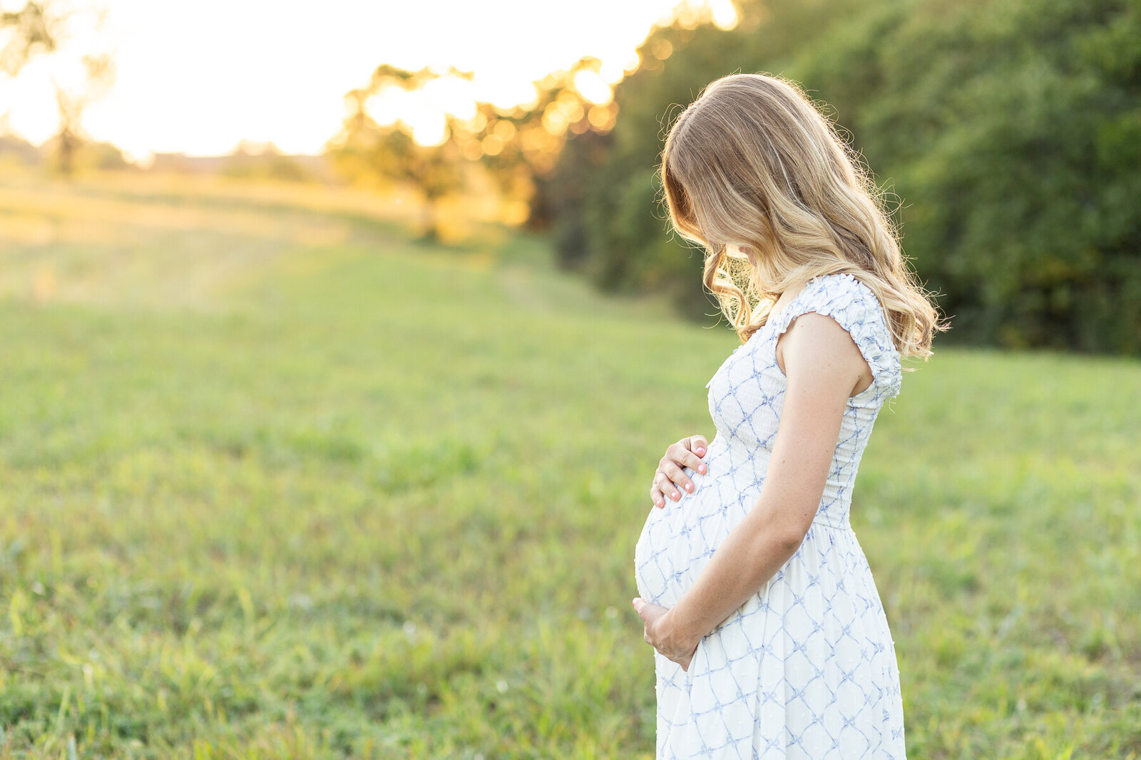 outdoor-maternity-photography-session-golden-hour-Lexington-KY-photographer