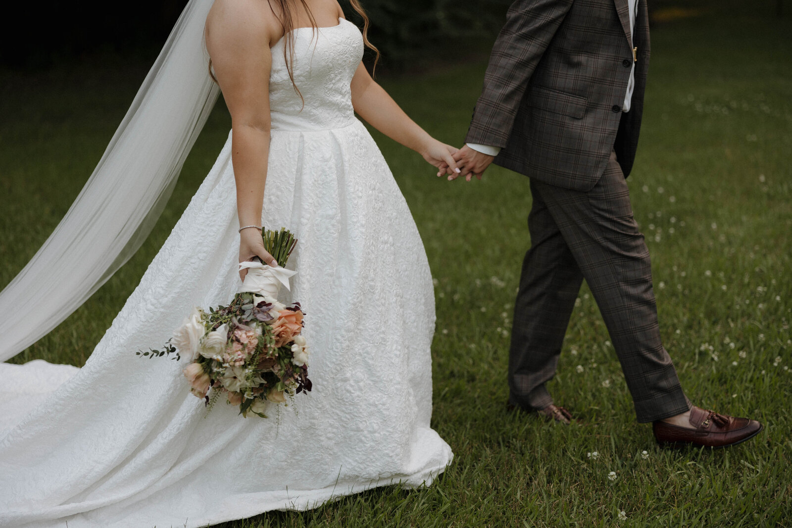 Cassie Beth Photography is a Hawai'i and destination wedding photographer. Cassie Beth Photography focuses on genuine moments, making her clients feel relaxed, and capturing the intimate moments.
