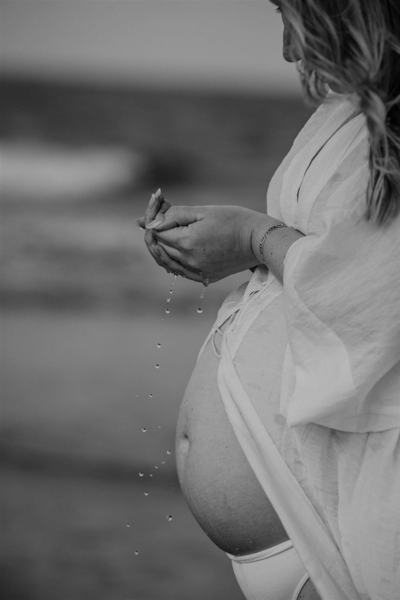 Zwangerschapsfotografie vol emotie en zachtheid, gemaakt door Nathalies Pictures in Nissewaard.