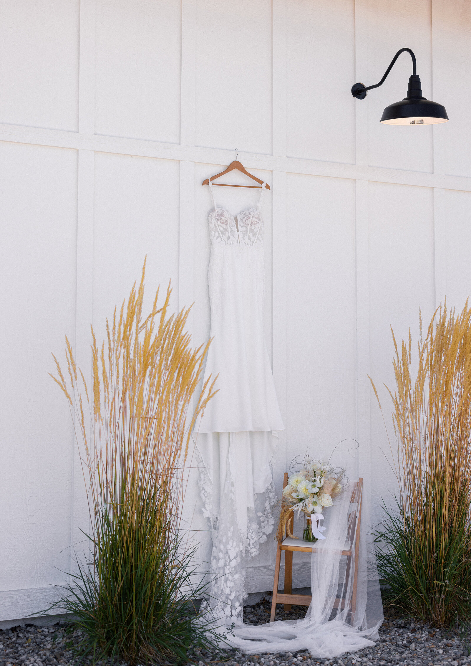 september-wedding-emmett-idaho-autumn-summer-black-tie-kayla-lucio-photo-castaneda-details-22