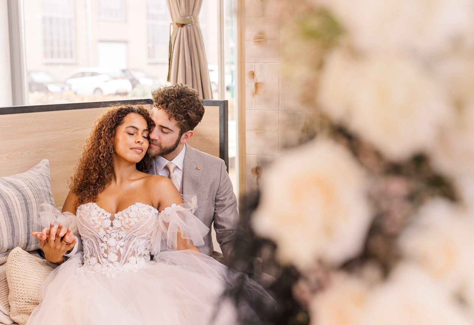 Trouwfotoshoot op een binnenlocatie van Centraal Ketelhuis, Amersfoort.