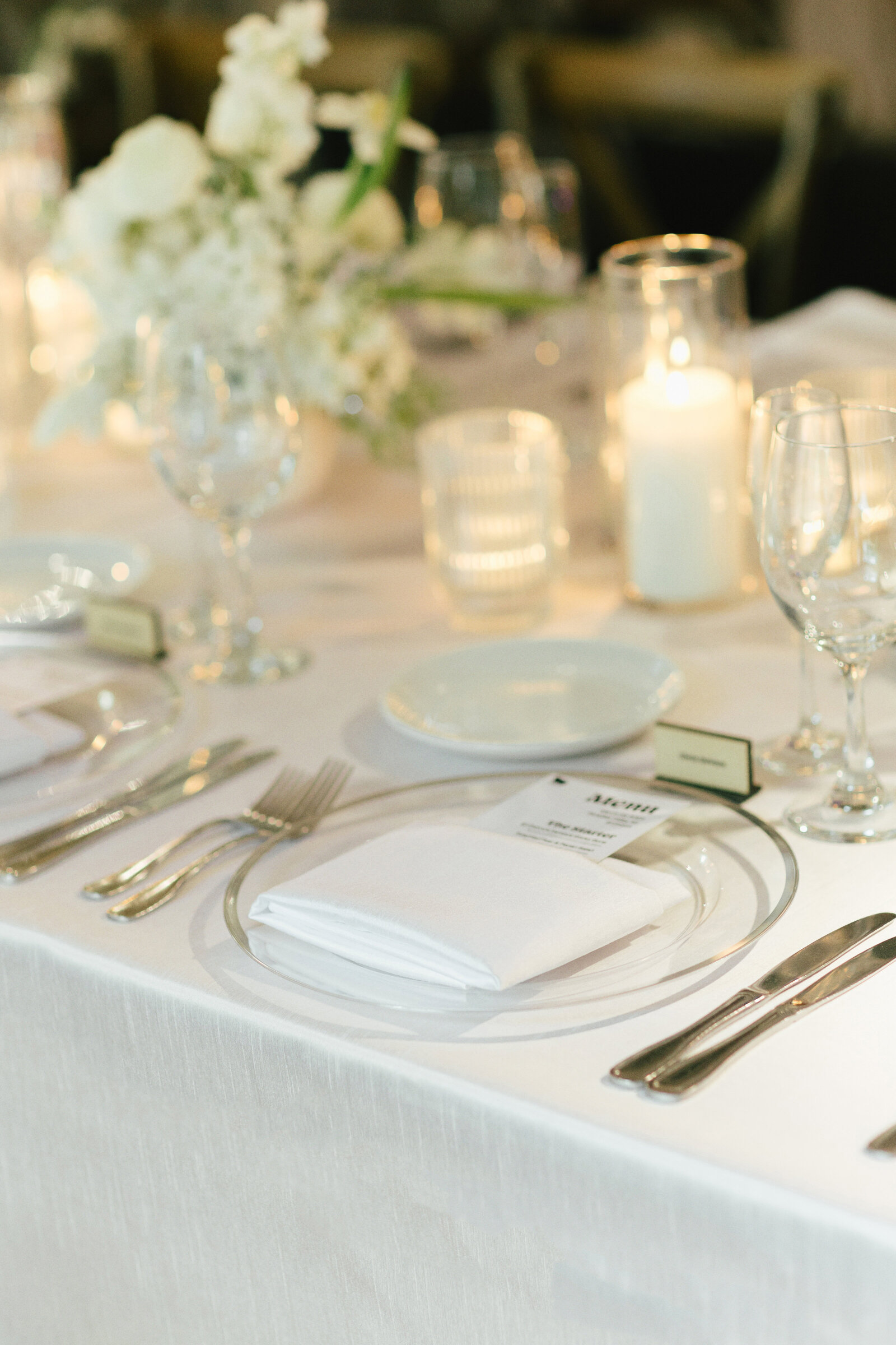 flower-decoration-for-wedding-reception-clean-white-flowers-candles-place-settings
