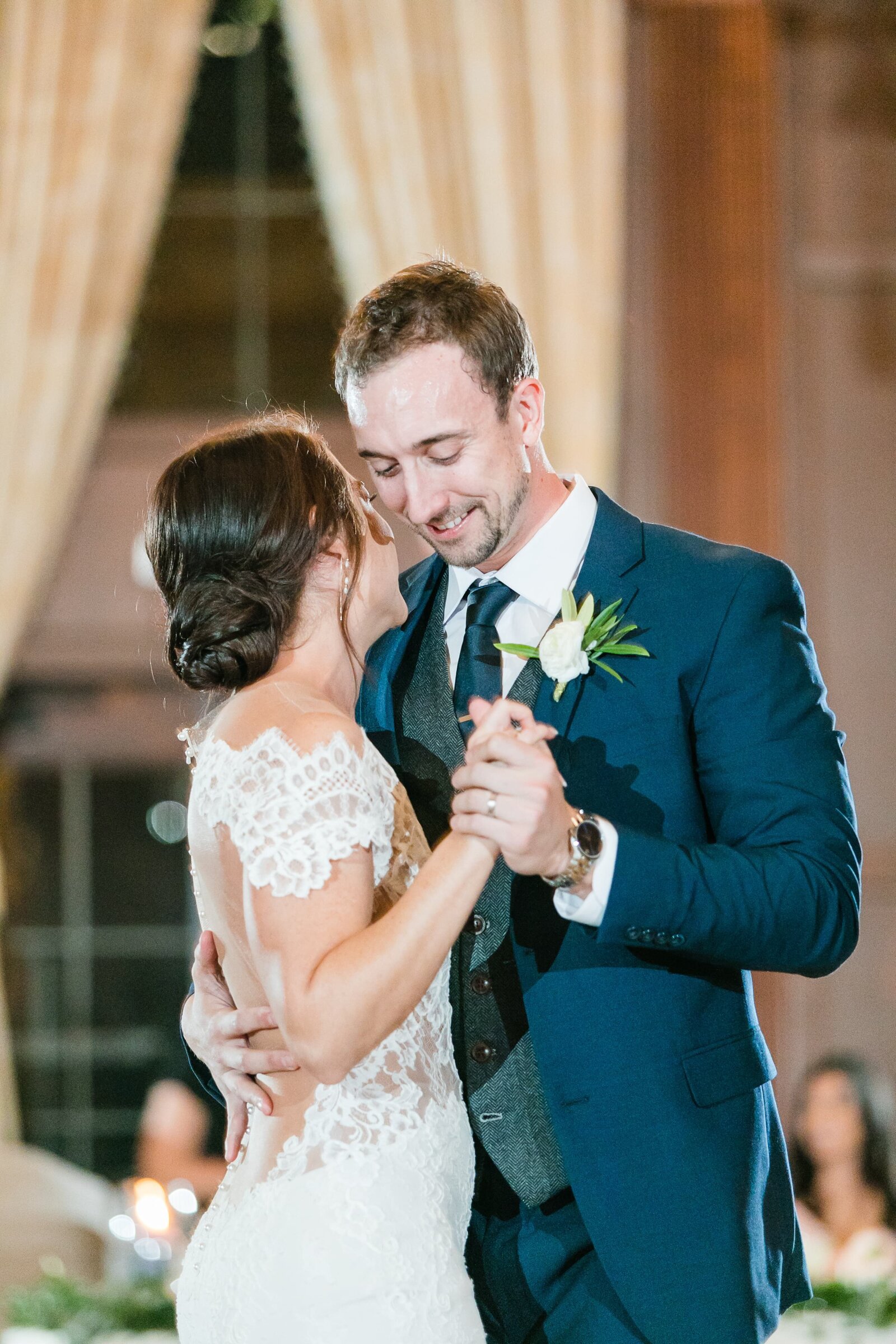 newlyweds-first-dance-villa-siena