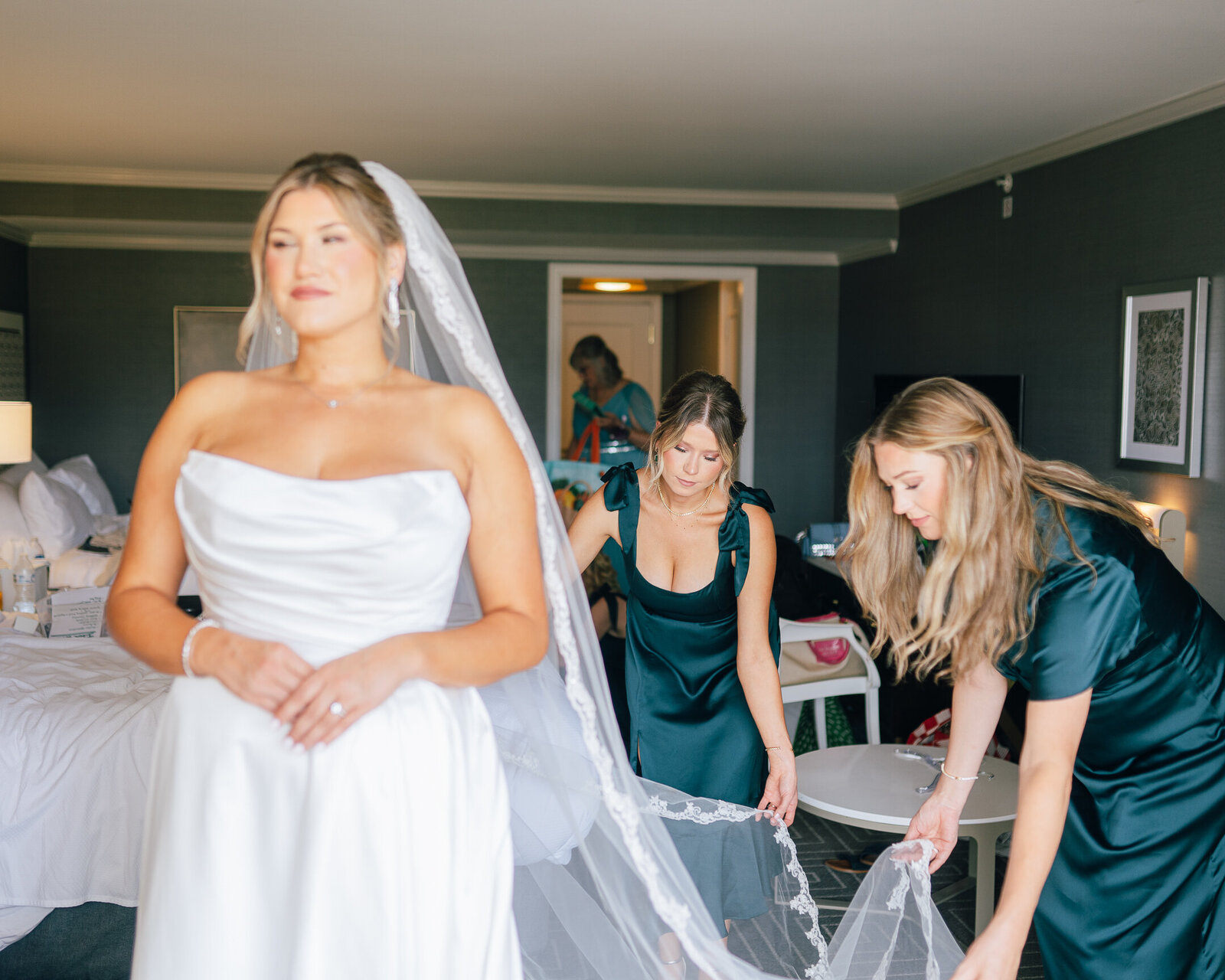 Corby Intercontinental Hotel Kansas City Wedding Plaza-59