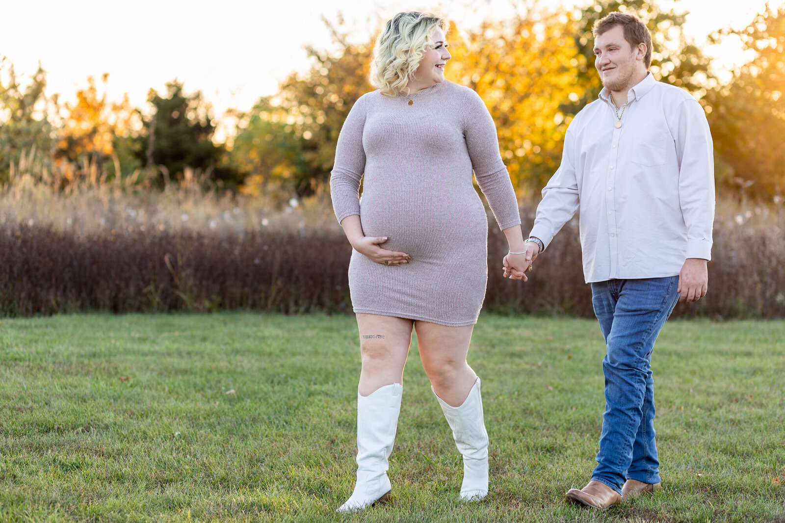 Maternity-outdoor-photography-session-golden-hour-Frankfort-Kentucky-photographer