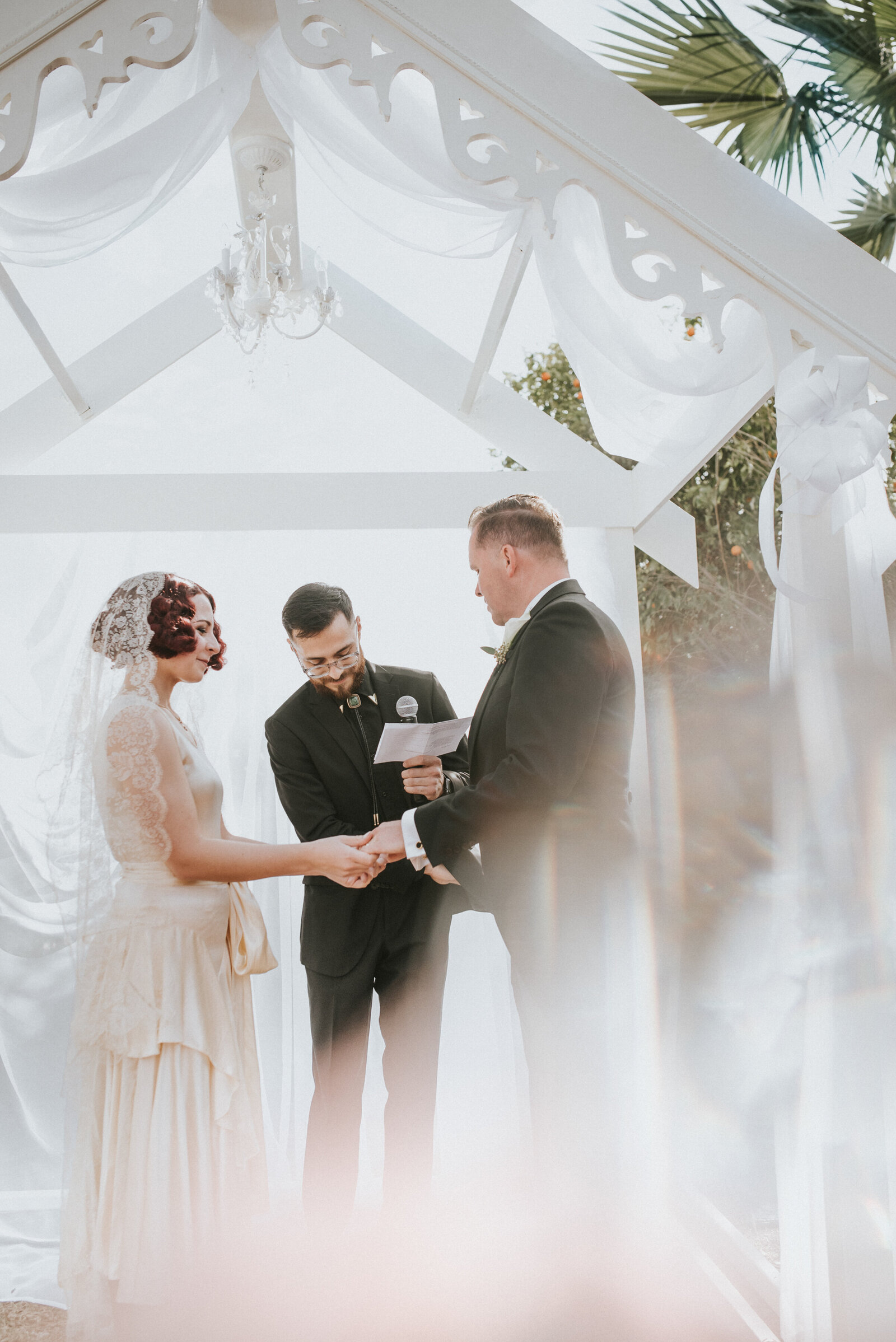 ceremony-Arizona-Wedding-Photographer-Iowa_wedding_photographer-Bakyard-wedding-vintage-bride-Alaynna-Ann_Schwartz-Playlife-161