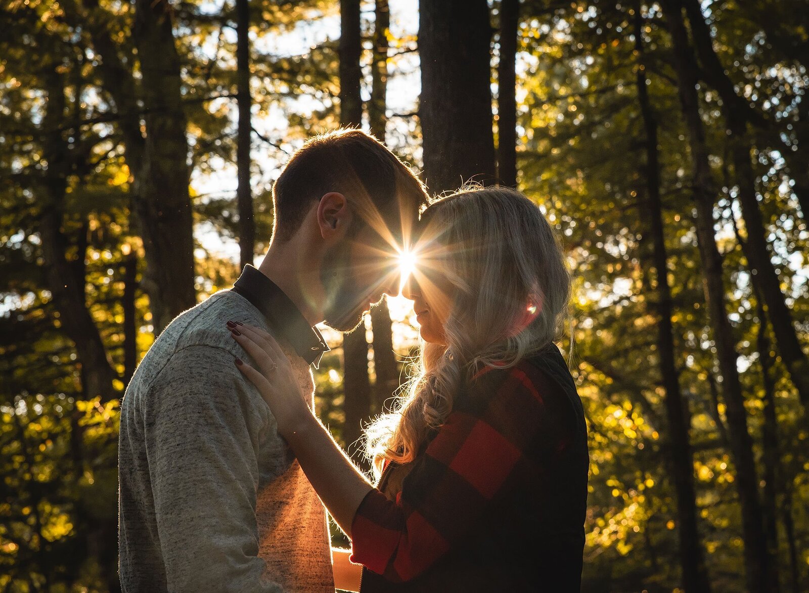 couples photography, people in profile with sun flare