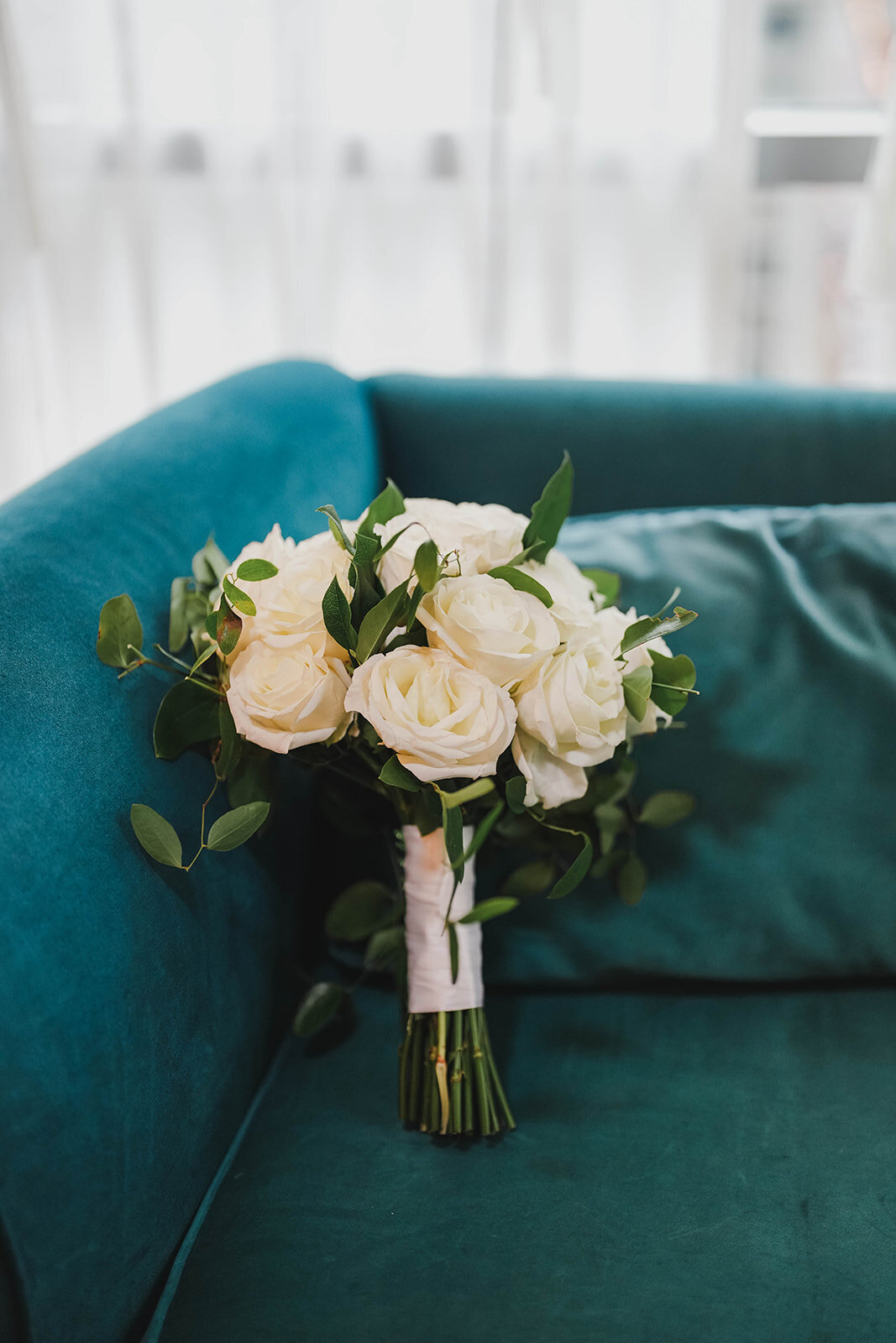 white-and green-bouquet-Chicago-Wedding