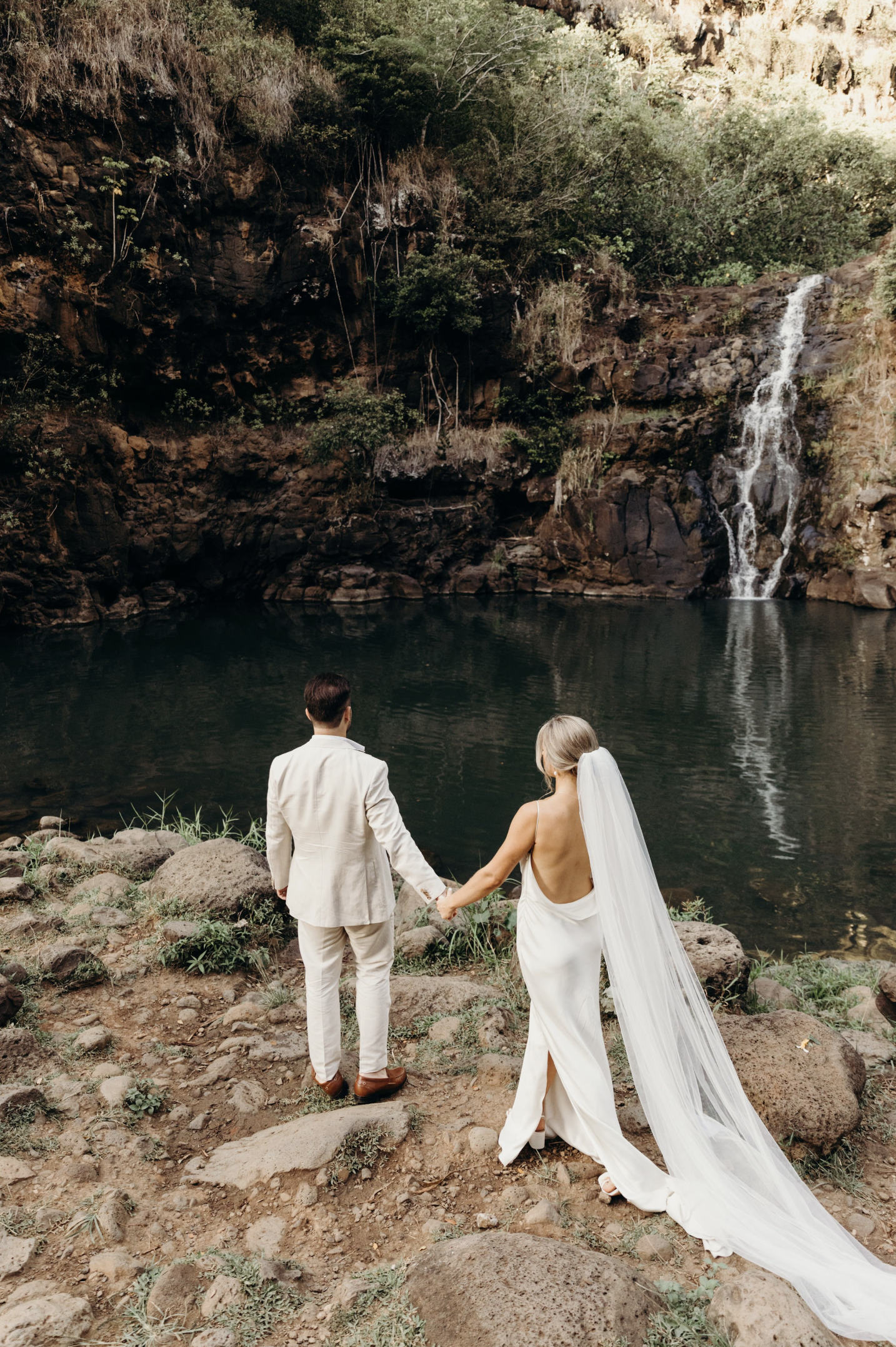 hawaii waterfall wedding