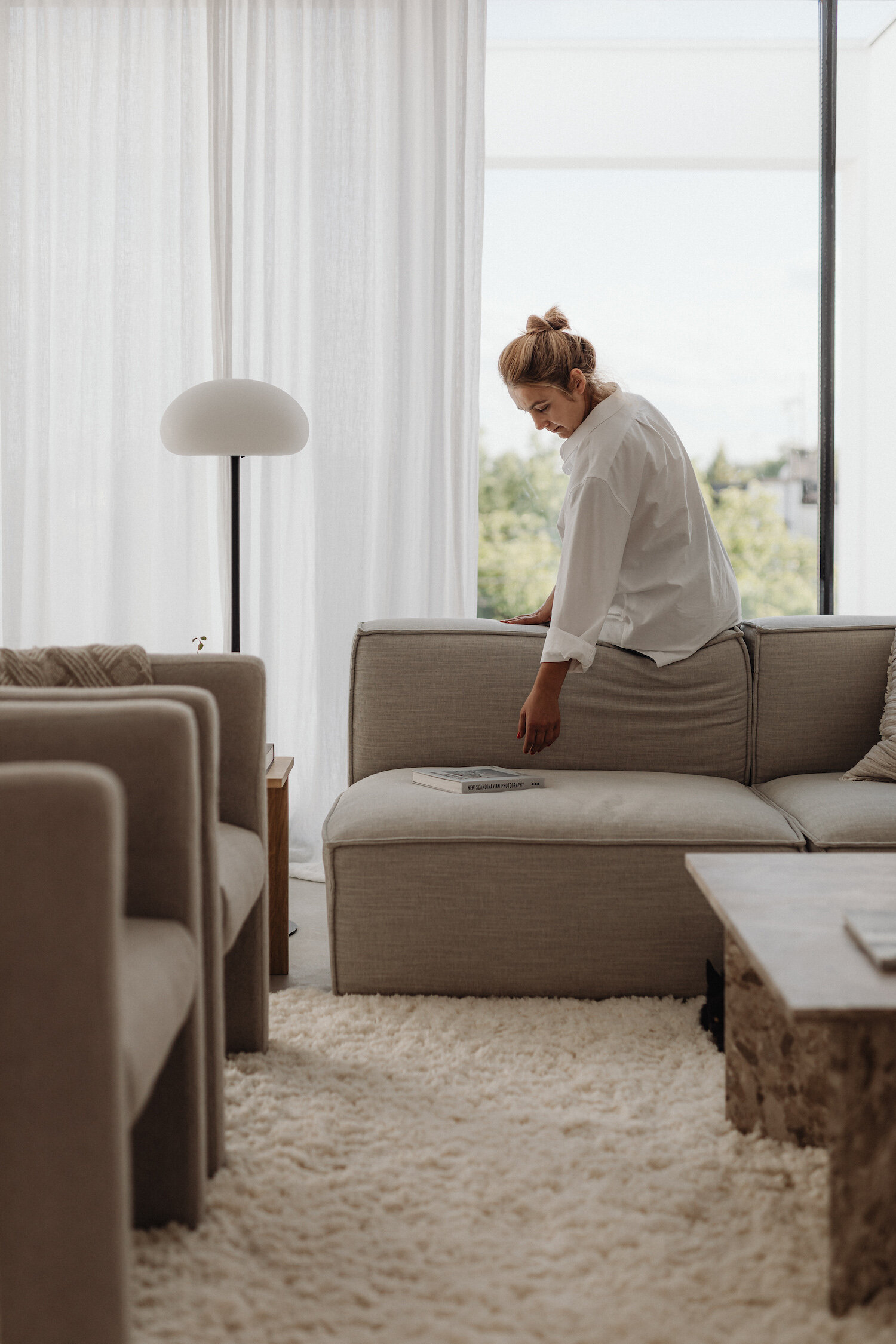 kaboompics_the-warm-apartment-aesthetic-living-room-decor-home-accessories-collection-33234