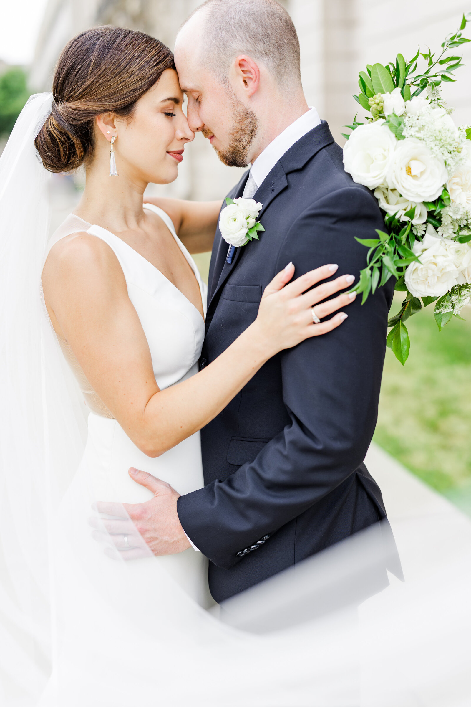 74_bride_and_groom_heads_together_daffodil_parker_bouquet