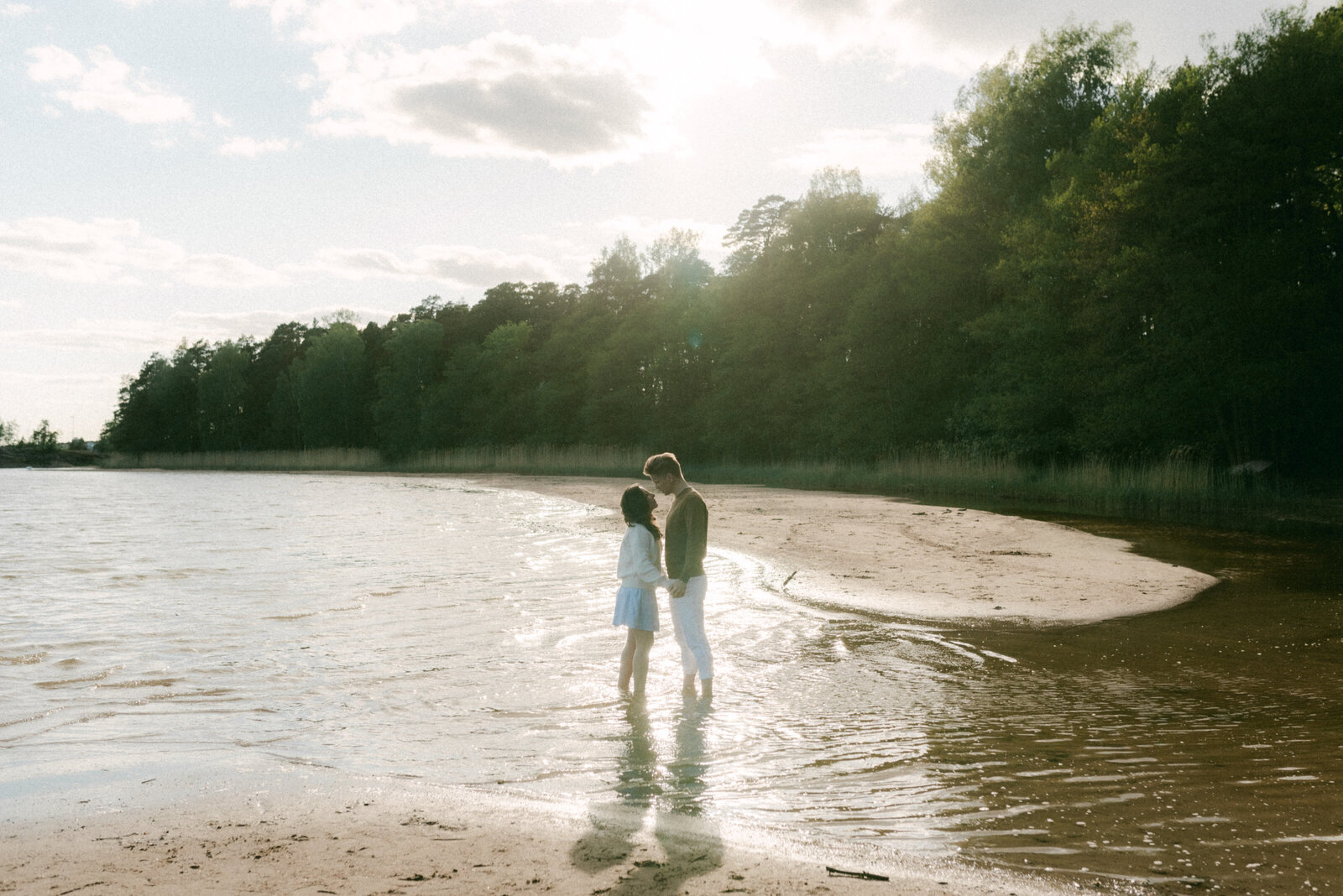 Couple on a beach on a photography session with photographer Hannika Gabrielsson