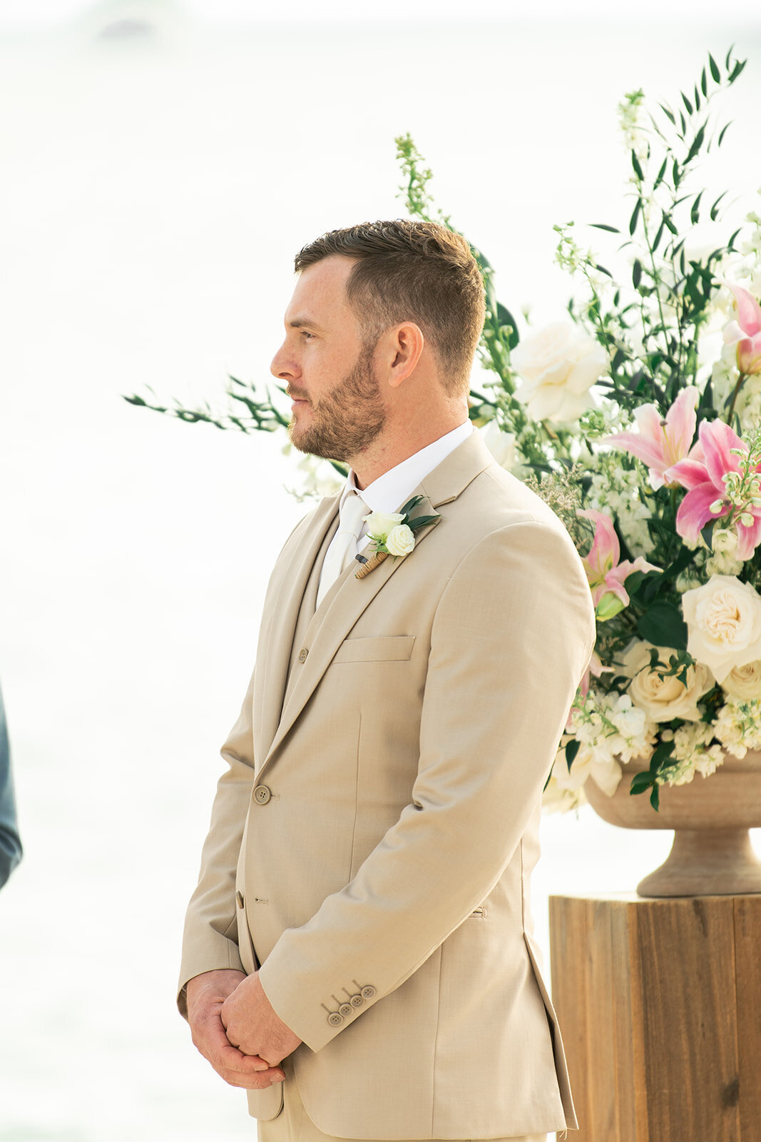 wedding day floral design, bridal bouquet,groomsman boutonnieres