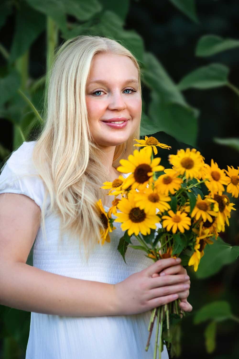 beautiful-blond-senior-portrait-boulder-colorado-sunflower-best-photographer
