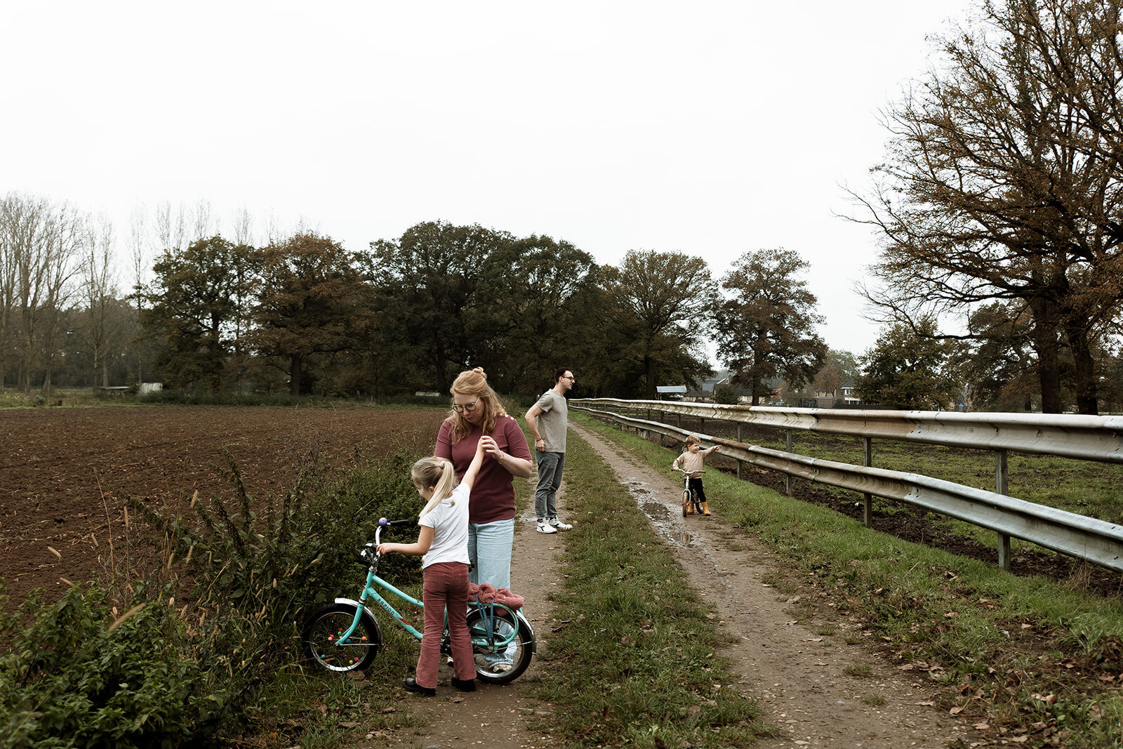 gezinsfotoshoot fotoshoot gezin gezinsfotografie gezinsfotograaf gezinsfotoshoot eindhoven gezinsshoot zwangerschap gezinsshoot buiten spontane gezinsfoto'a slledaags geluk