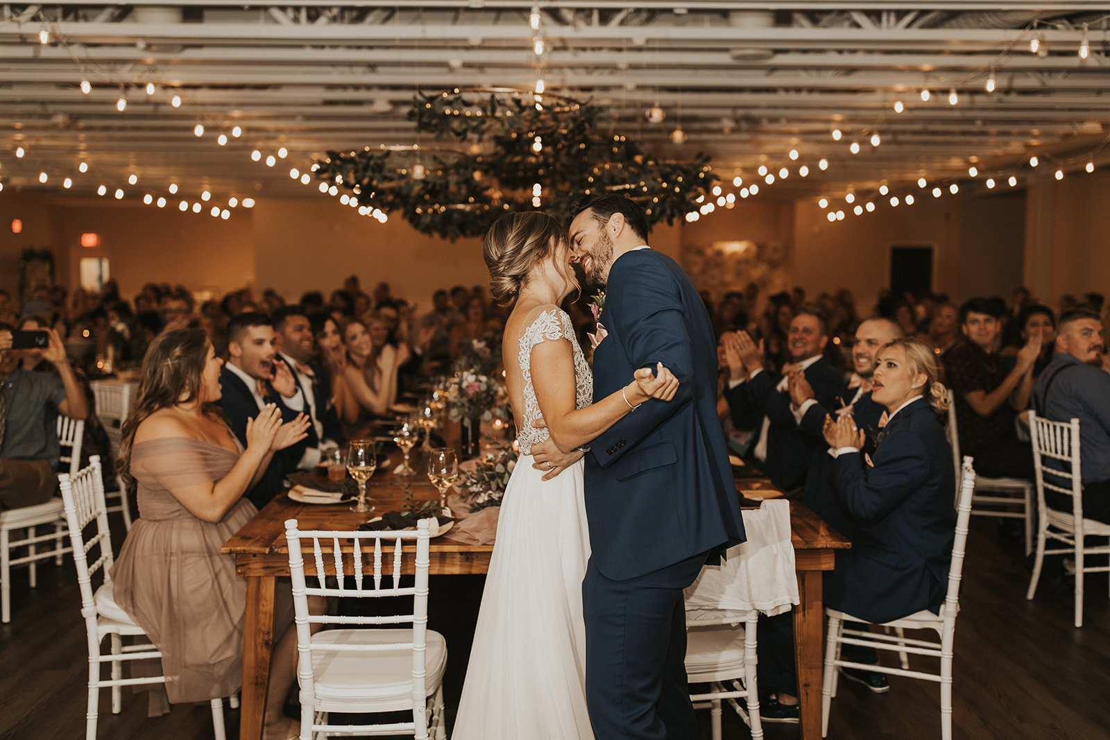 wedding-venue-bride-groom-firstkiss-dance-reception