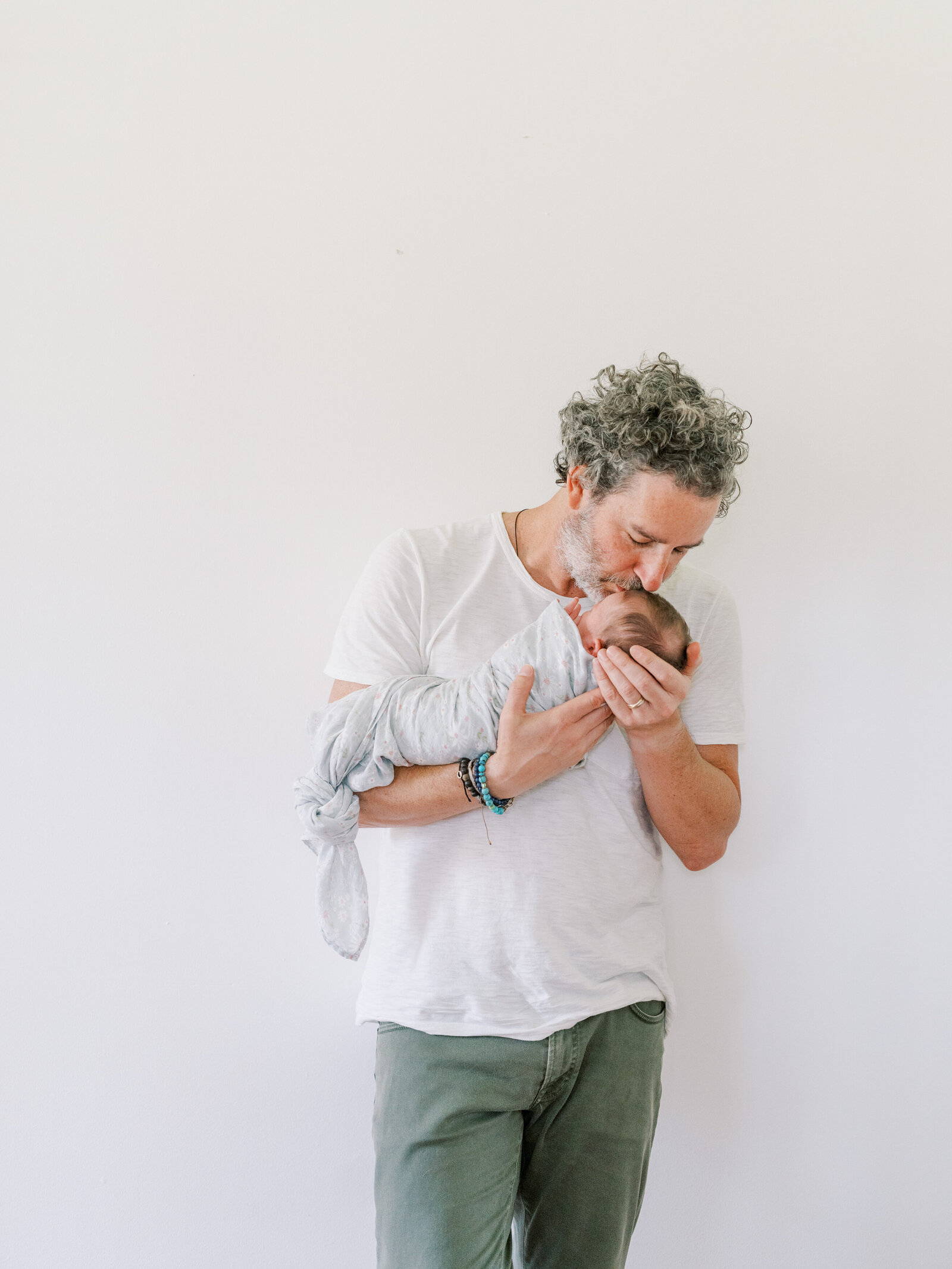 father-daughter-newborn