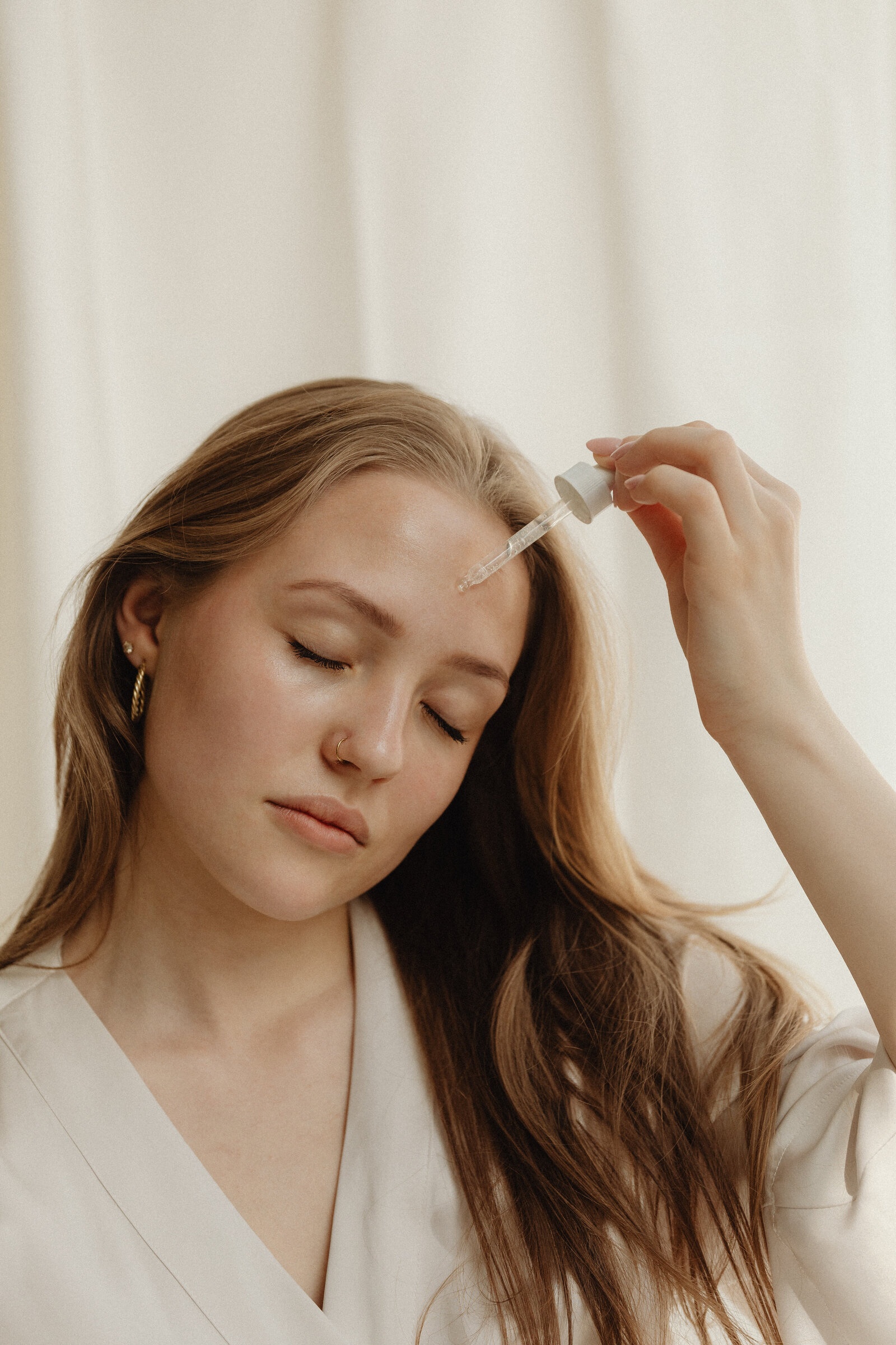 kaboompics_applying-facial-serum-for-enhanced-skin-care-32025